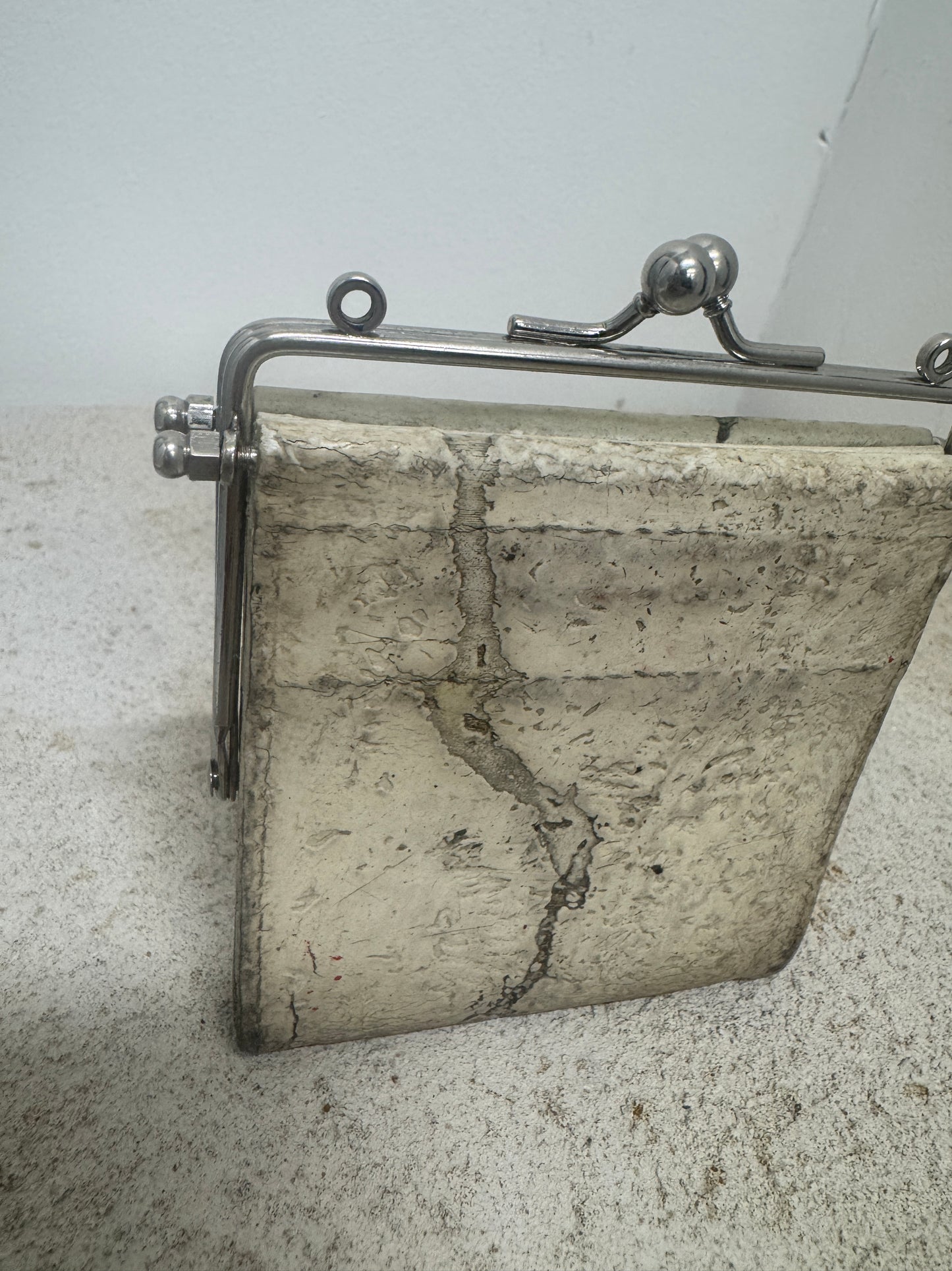 Kagari Yusuke Metal Clasp Crack Coin Wallet