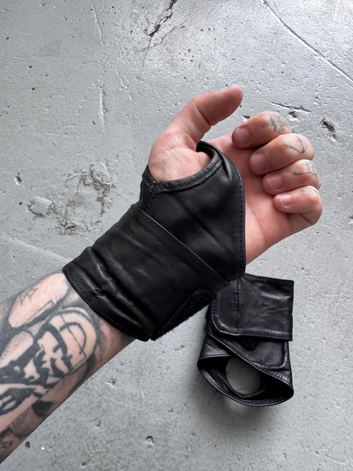 the viridi-anne leather hand wrap glove