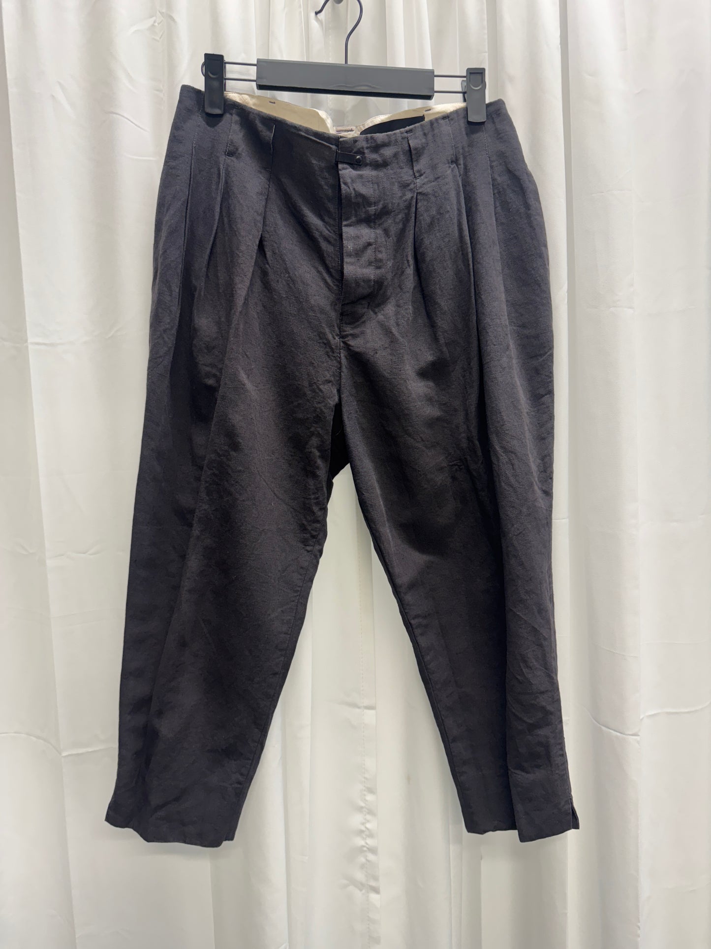 The Viridi-Anne Pleated Concealed Waistband Clasp Cropped Trouser