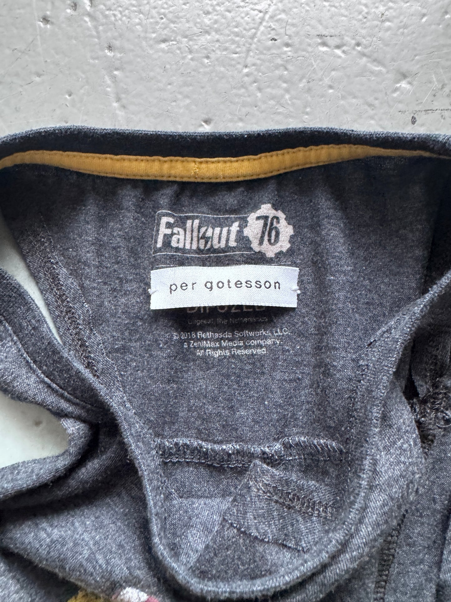 per gotesson fallout slash reconstructed tee
