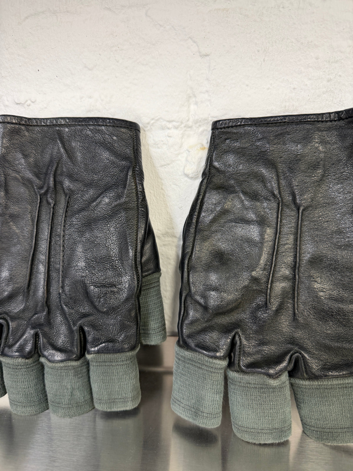 Carol Christian Poell Disparate Fingercuff Gloves in Black Horse Leather