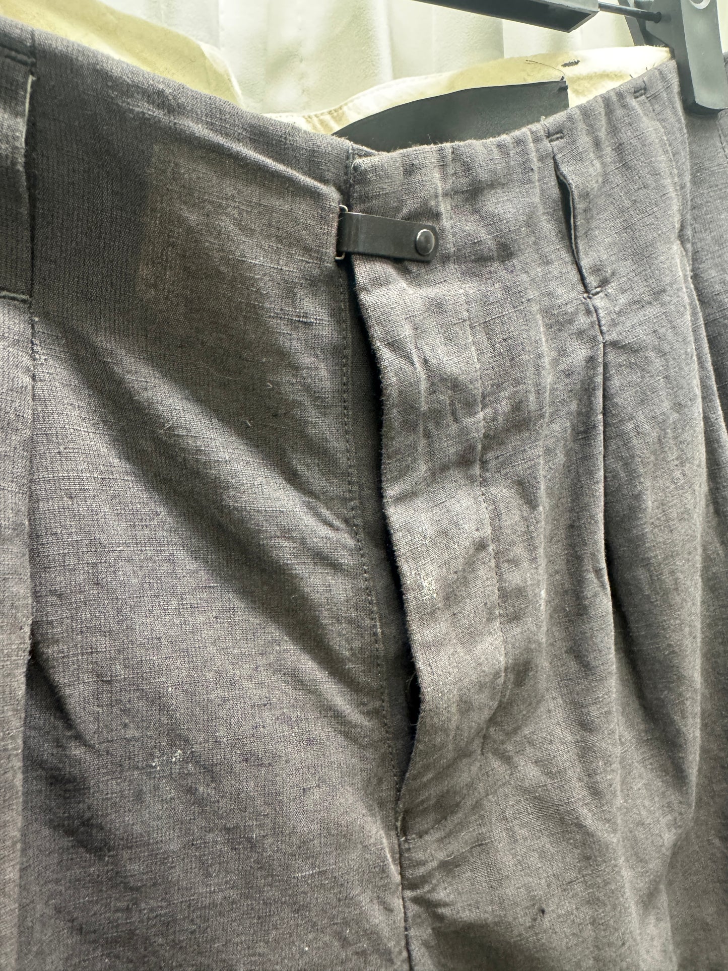 The Viridi-Anne Pleated Concealed Waistband Clasp Cropped Trouser