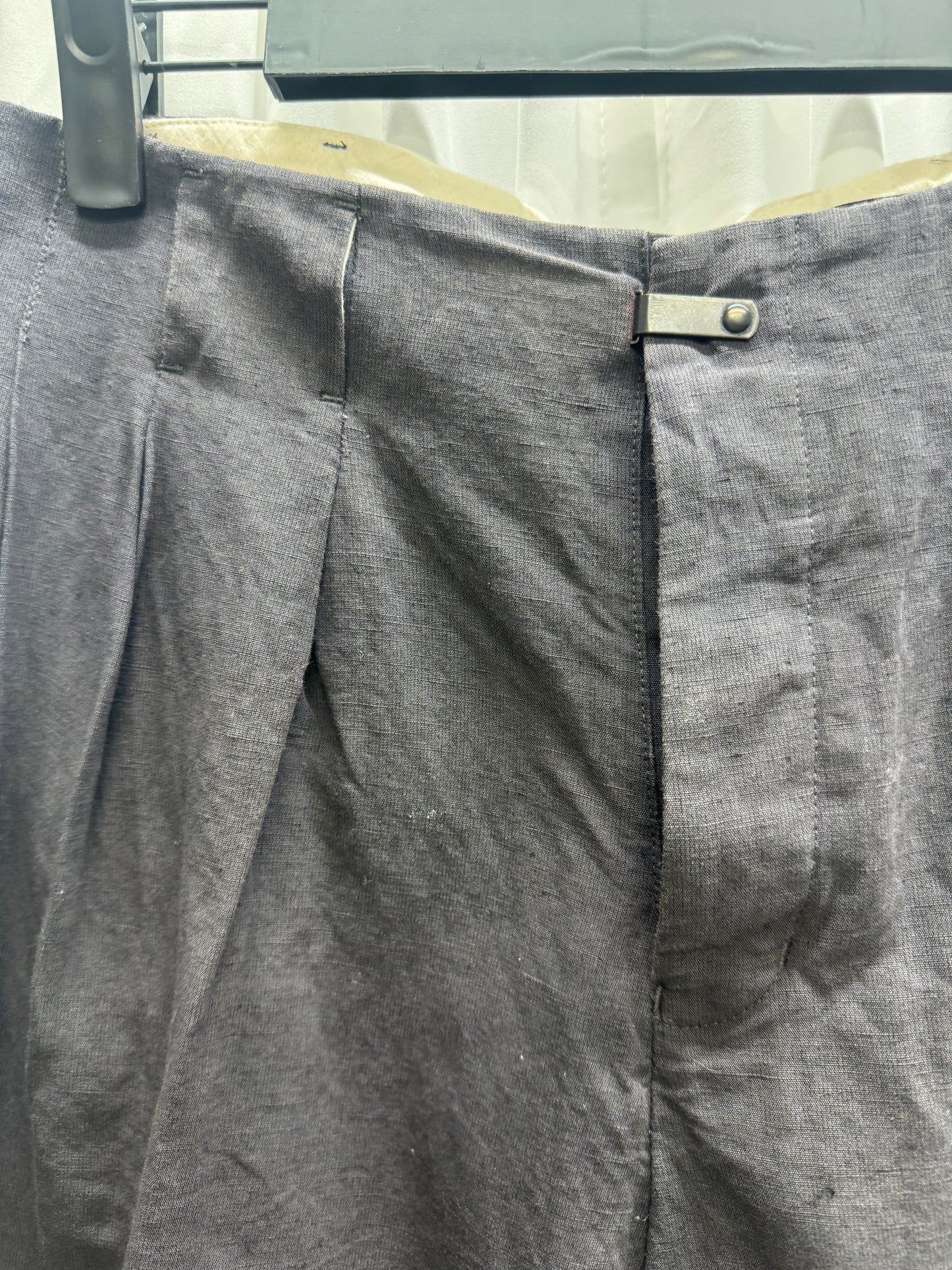 The Viridi-Anne Pleated Concealed Waistband Clasp Cropped Trouser