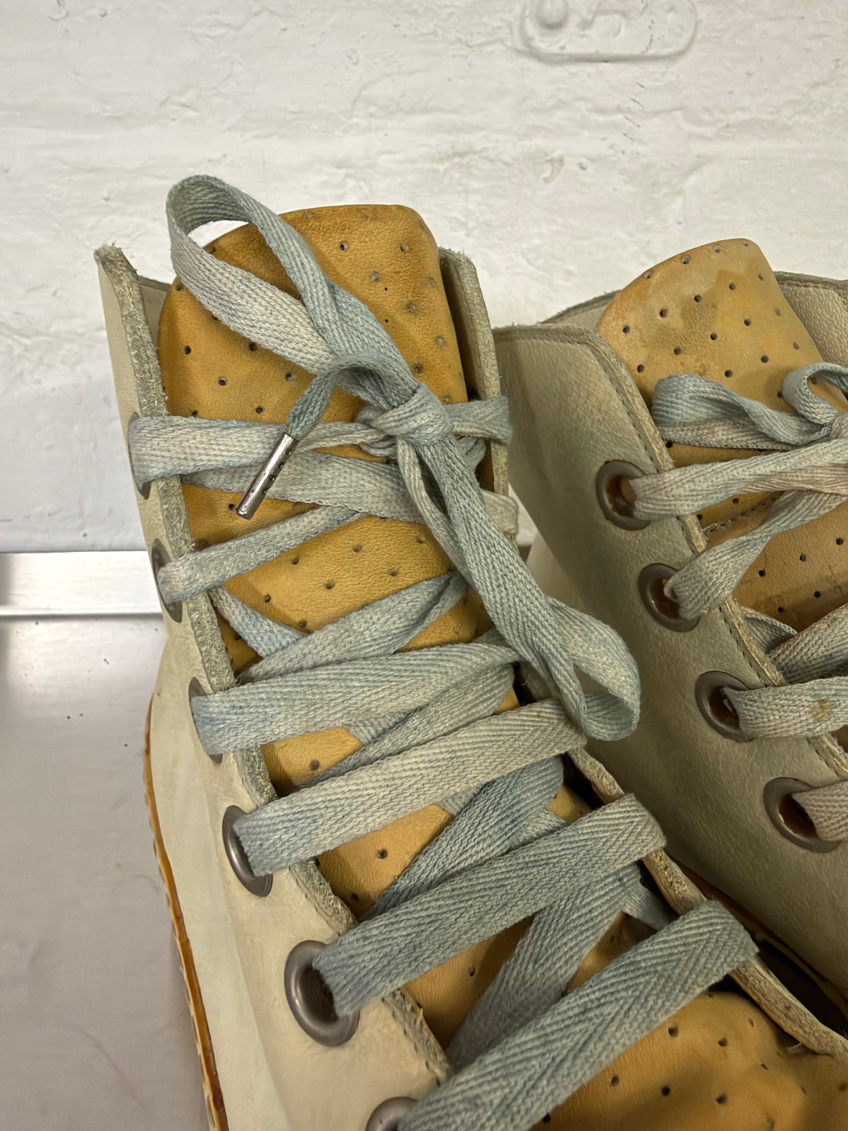 A Diciannoveventitre (A1923) Perforated Horse Tongue Leather Curved Toe Sneaker Boot (42)