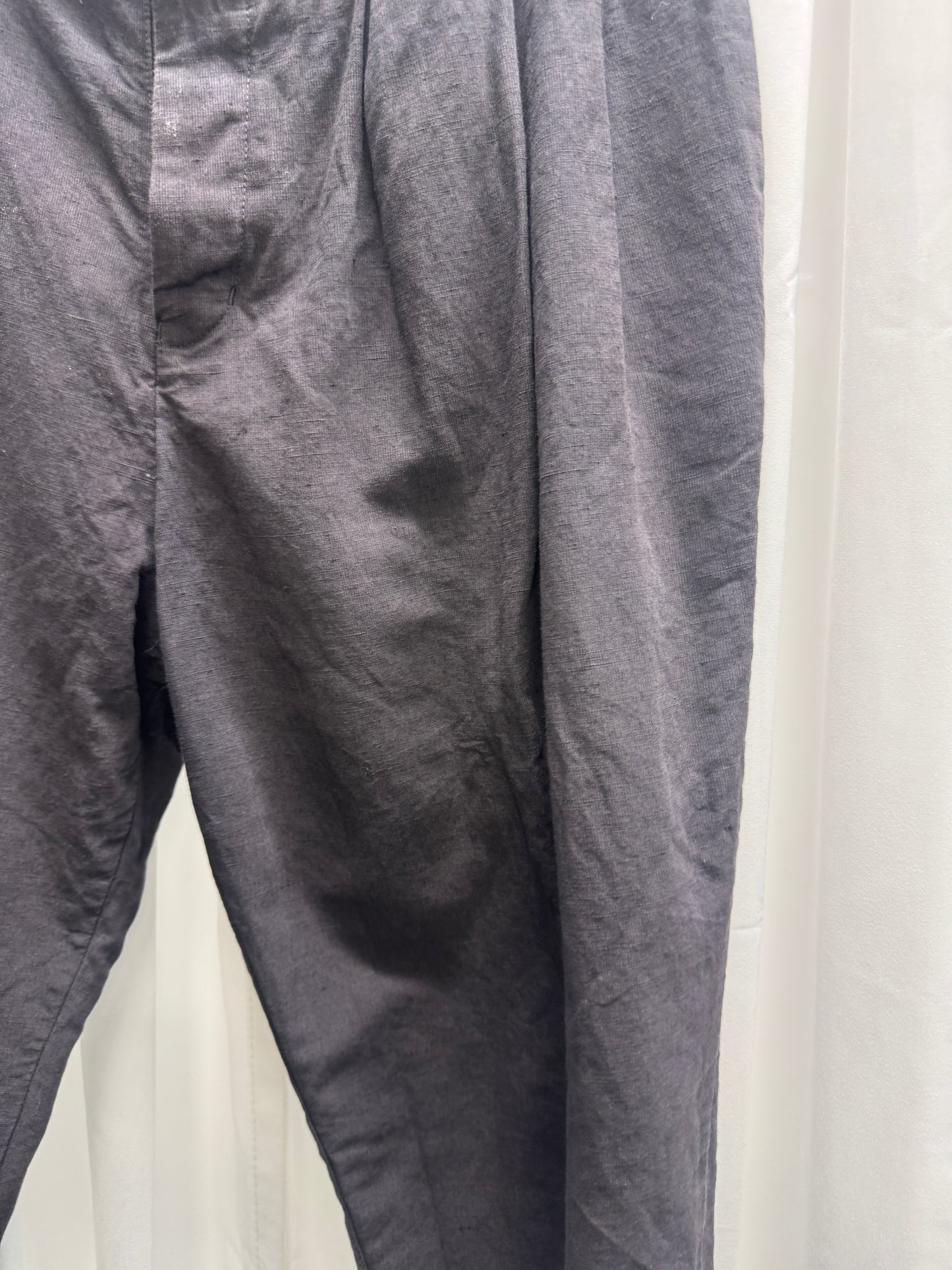 The Viridi-Anne Pleated Concealed Waistband Clasp Cropped Trouser