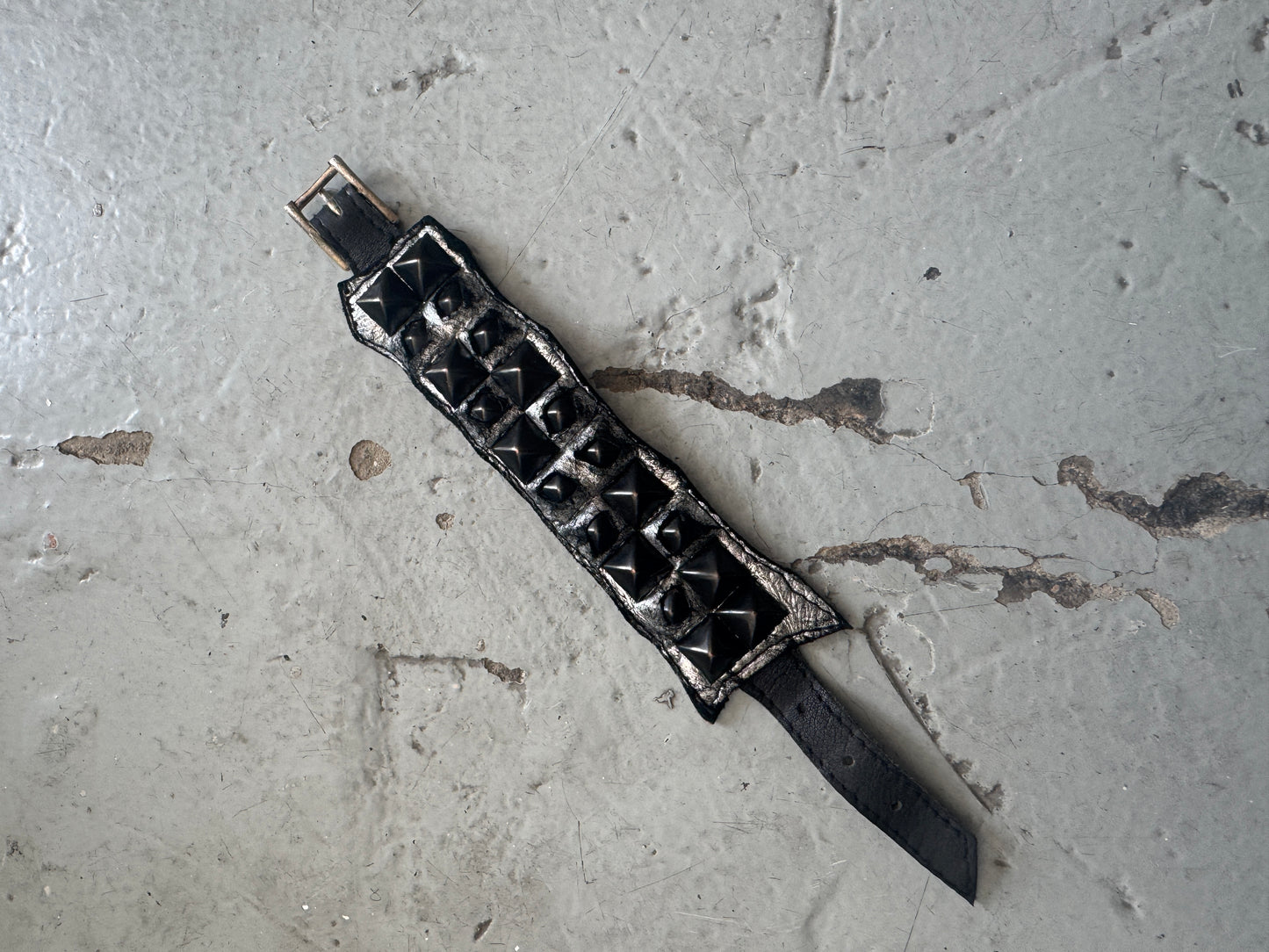 Kmrii Enclosed Stud Leather Bracelet