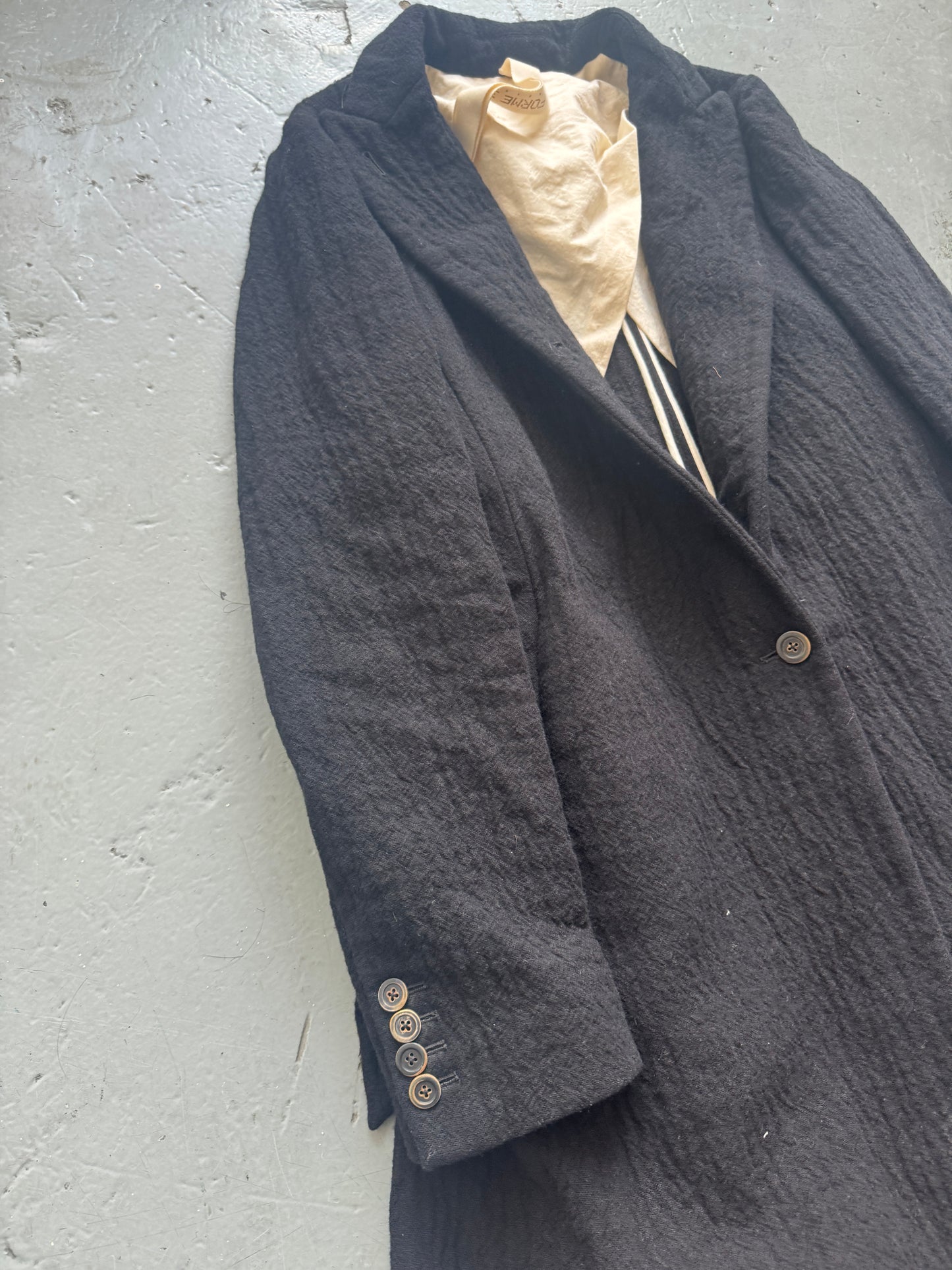 forme d’expression buttoned coat