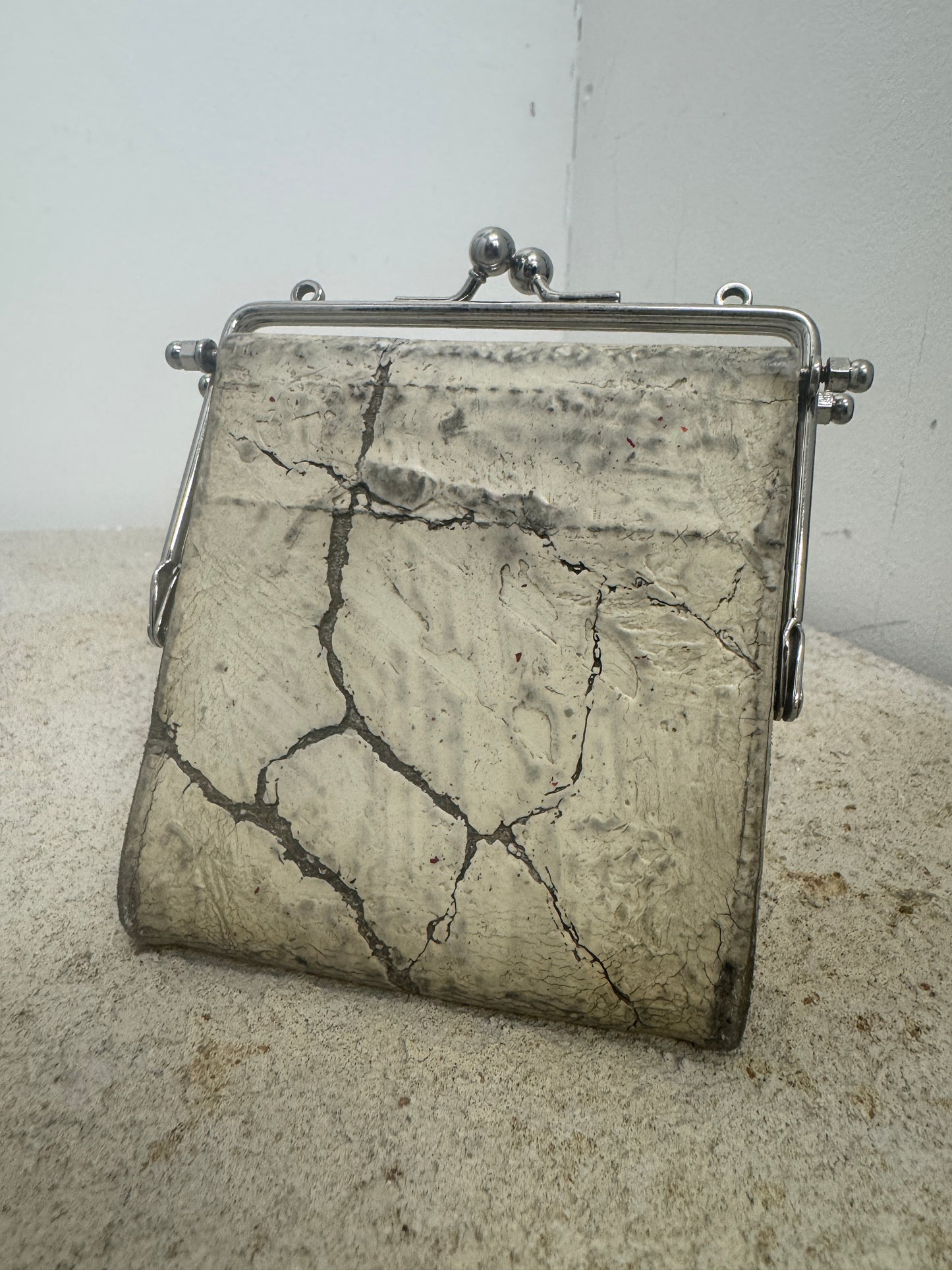Kagari Yusuke Metal Clasp Crack Coin Wallet