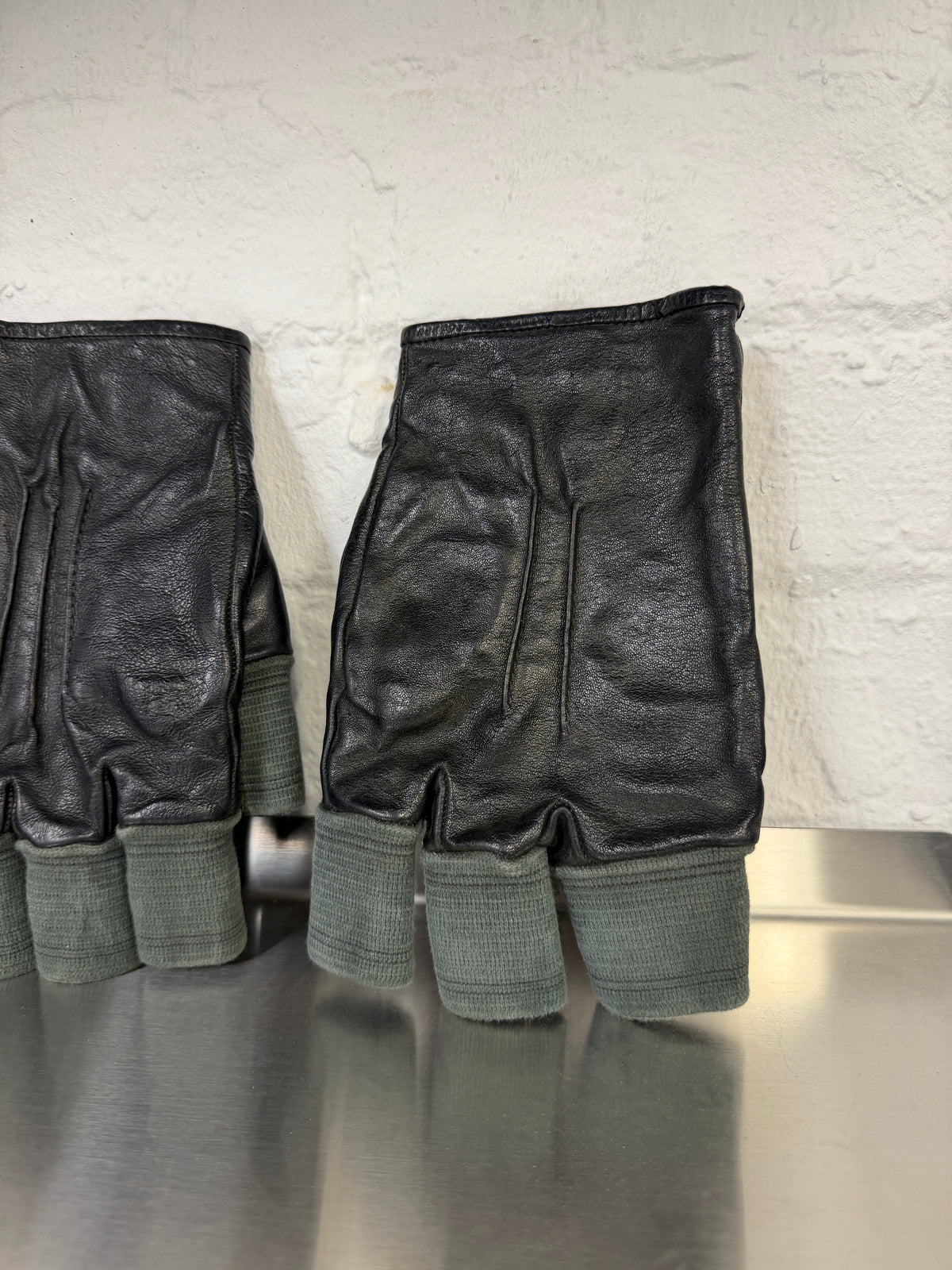 Carol Christian Poell Disparate Fingercuff Gloves in Black Horse Leather