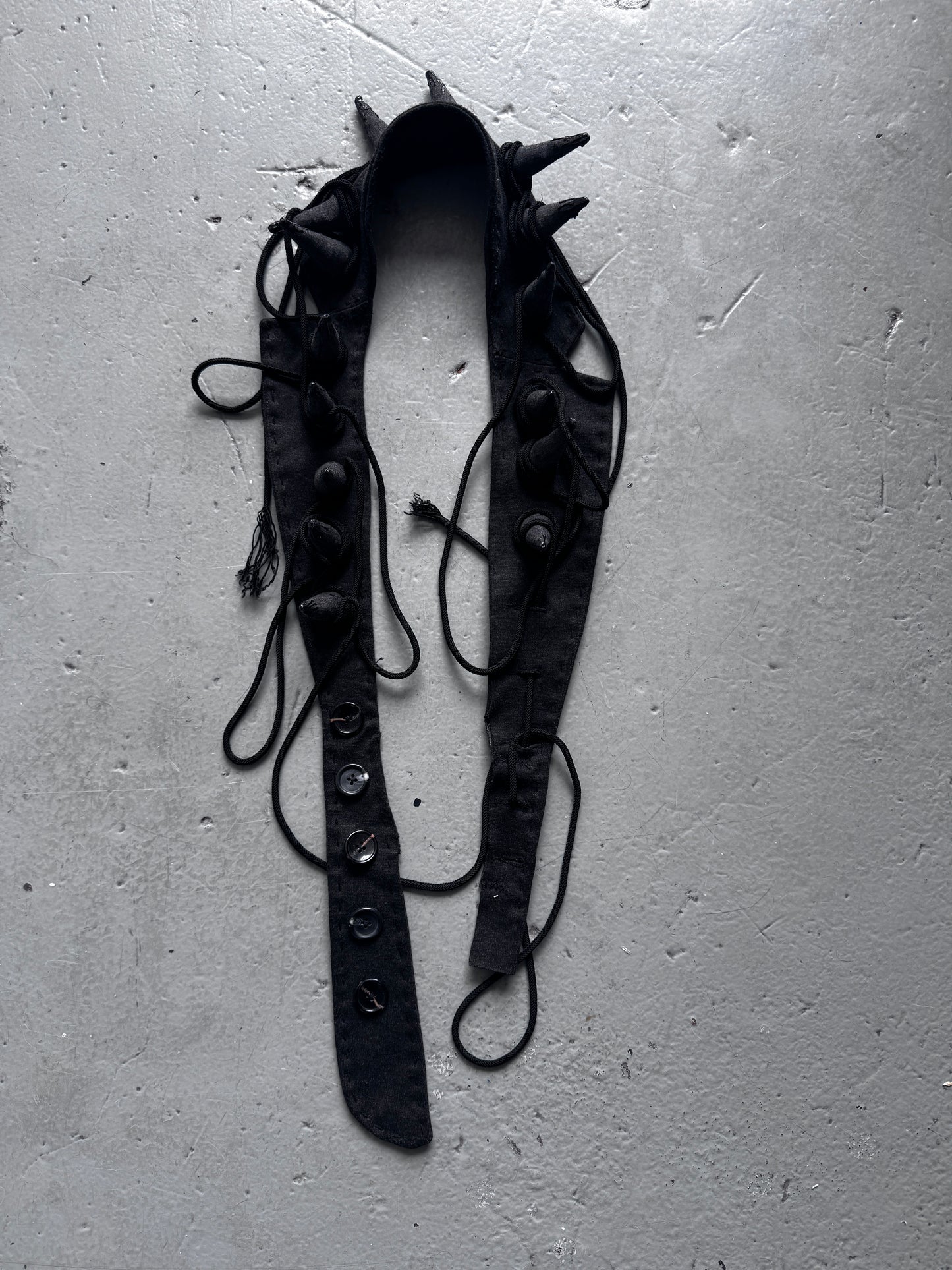 ellen poppy hill dripped spike collar