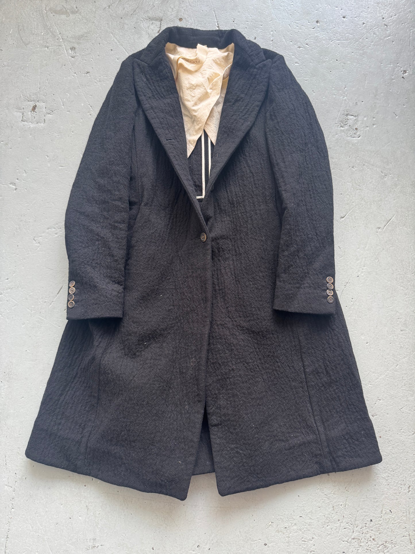 forme d’expression buttoned coat