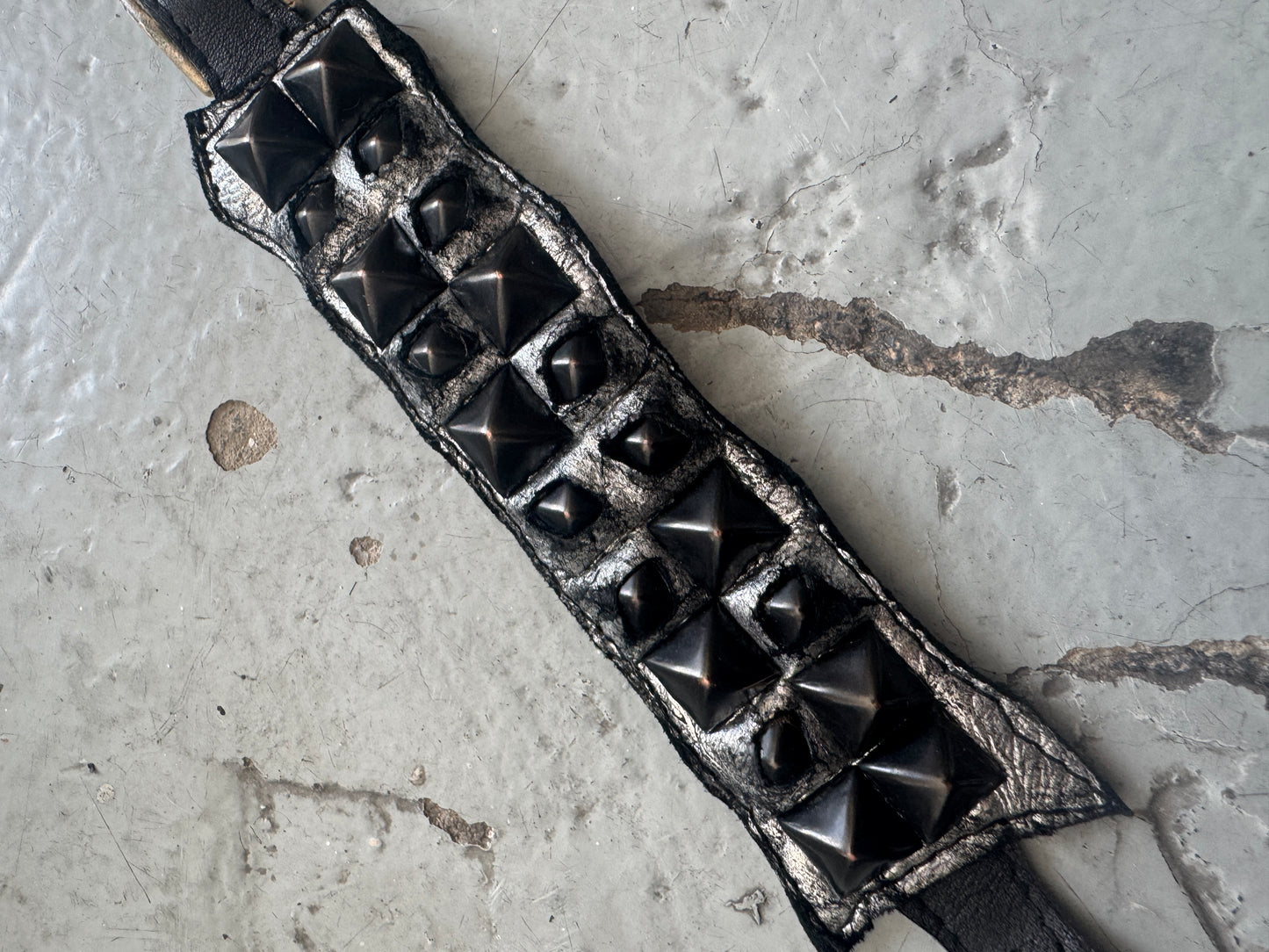 Kmrii Enclosed Stud Leather Bracelet