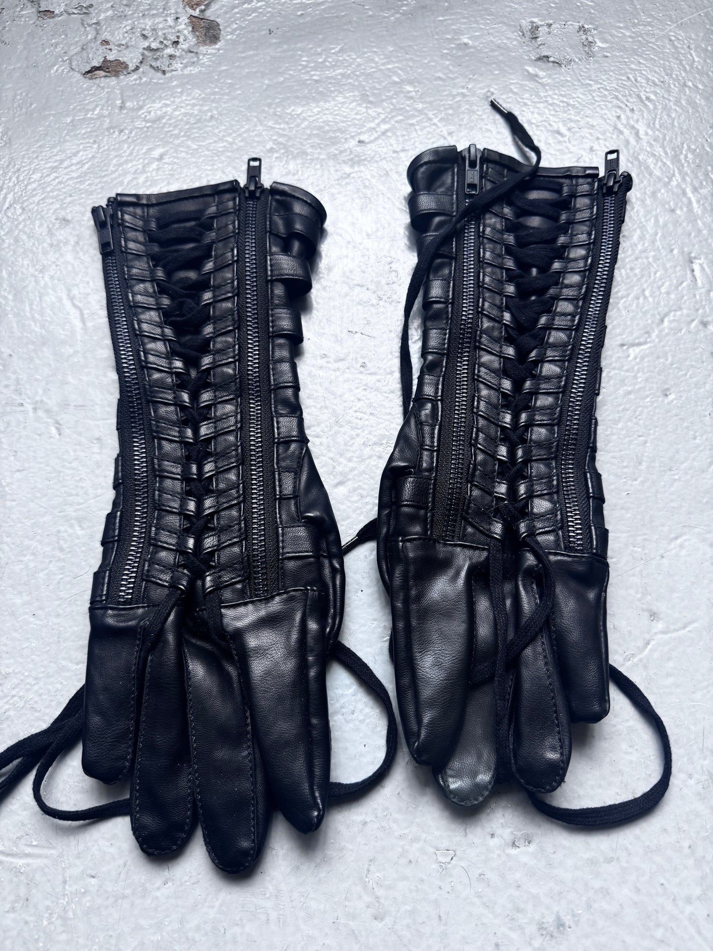 KTZ lace through leather glove