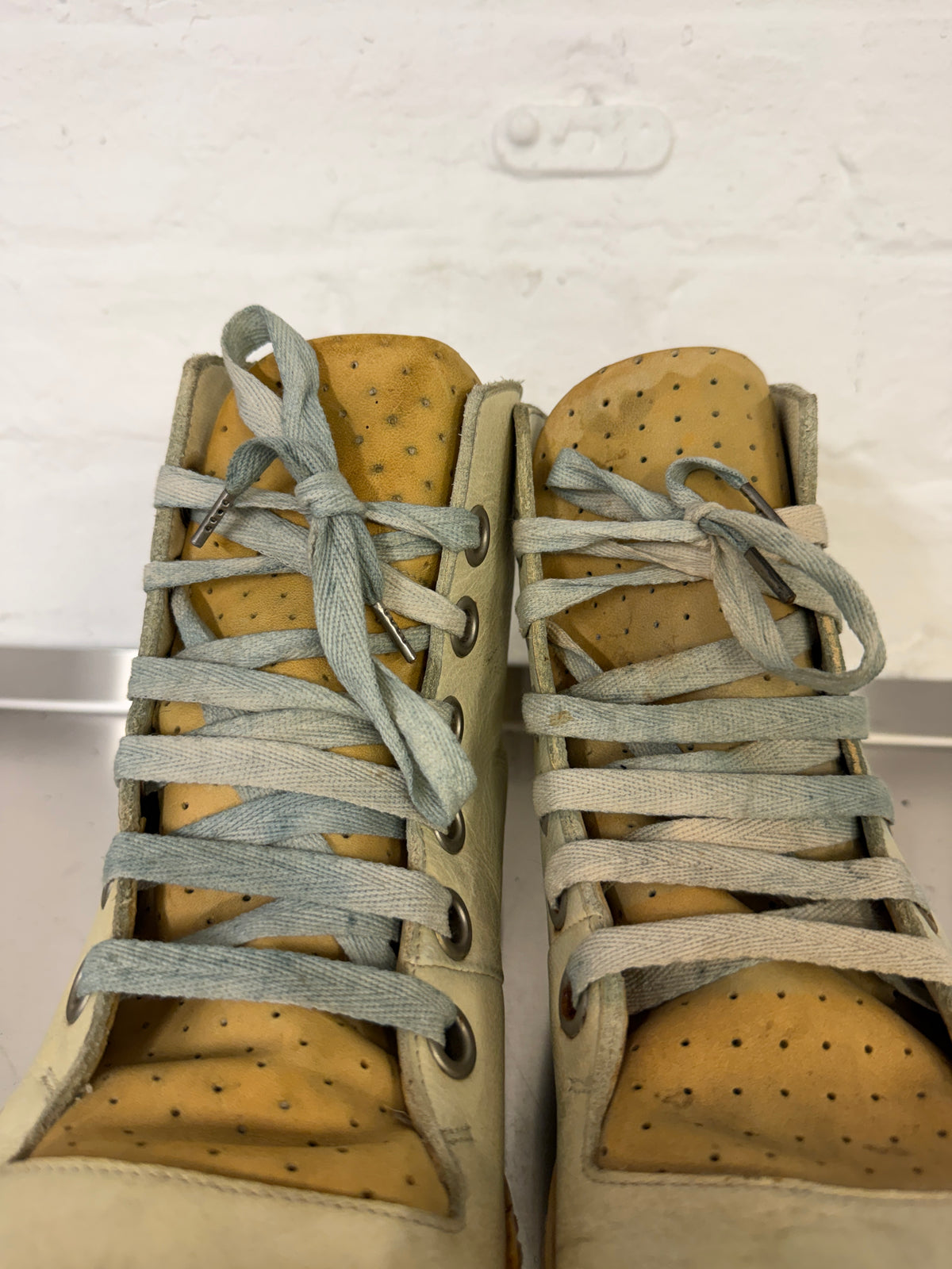 A Diciannoveventitre (A1923) Perforated Horse Tongue Leather Curved Toe Sneaker Boot (42)