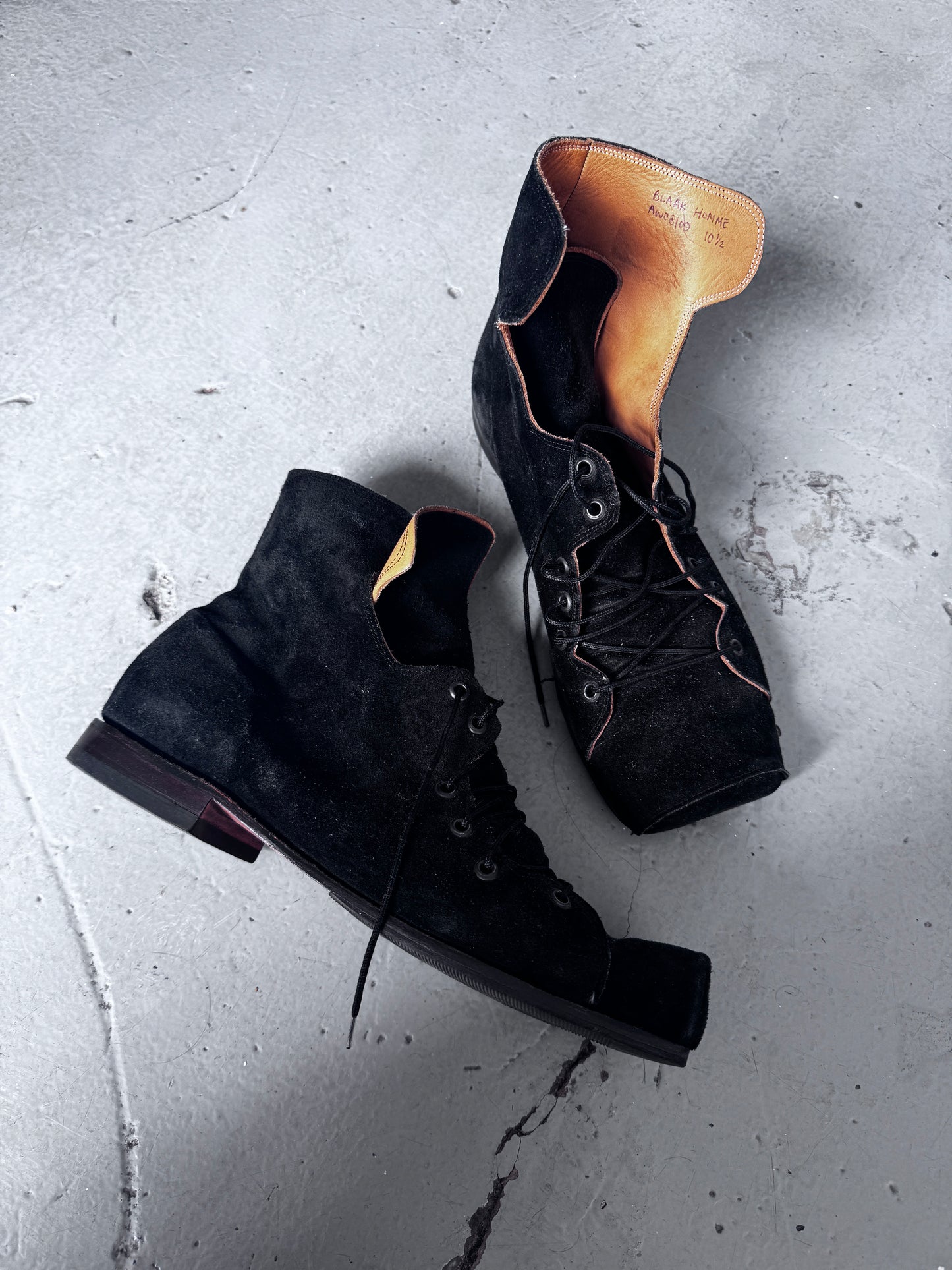 Old Curiosity Shop Suede Hog Toe