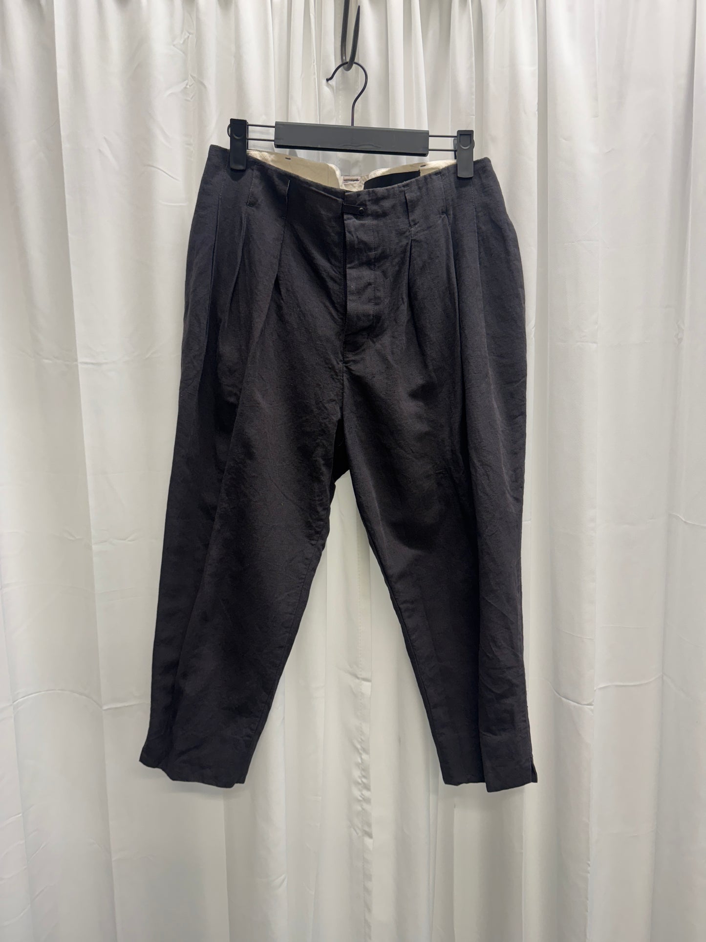 The Viridi-Anne Pleated Concealed Waistband Clasp Cropped Trouser