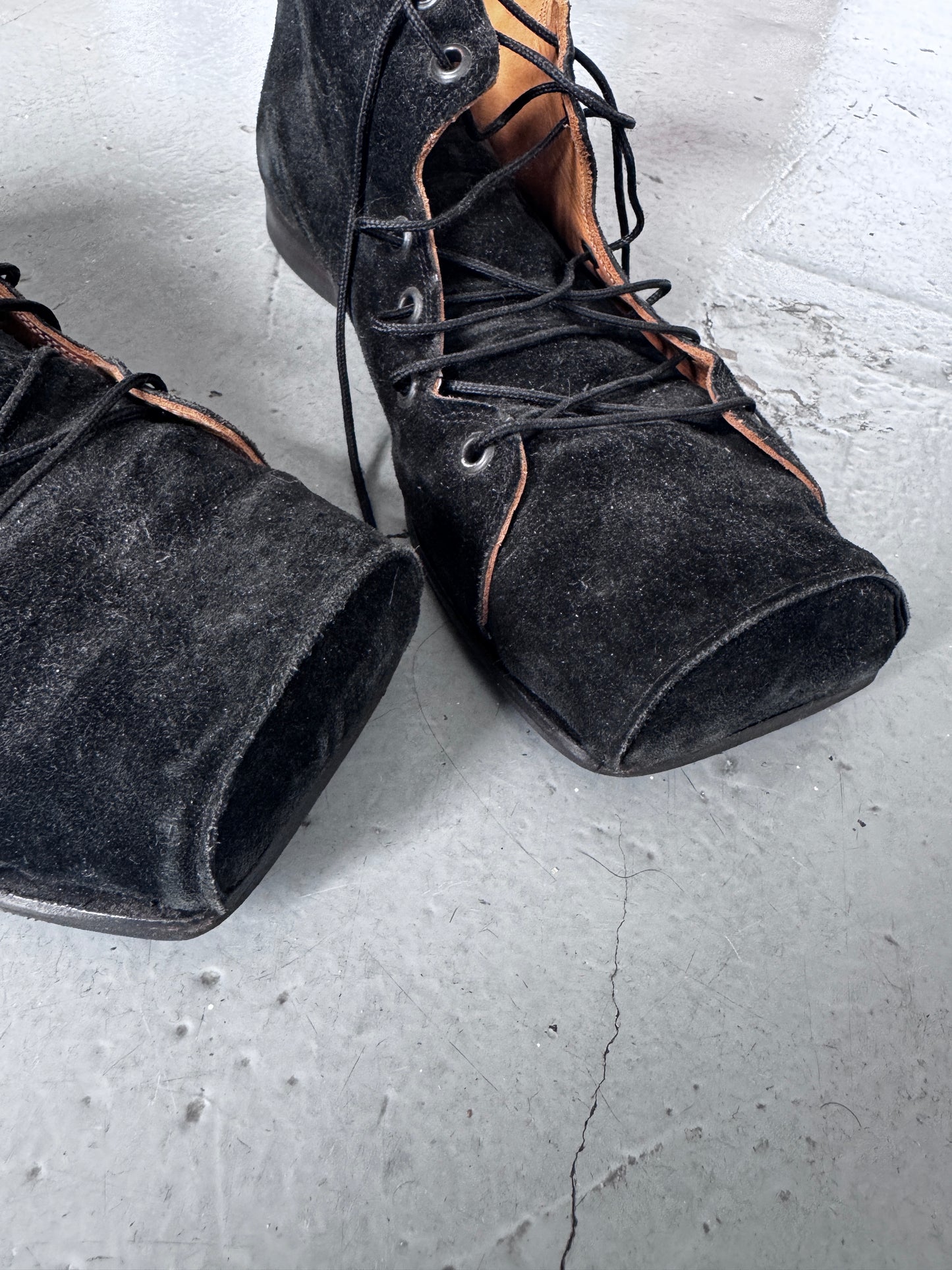 Old Curiosity Shop Suede Hog Toe