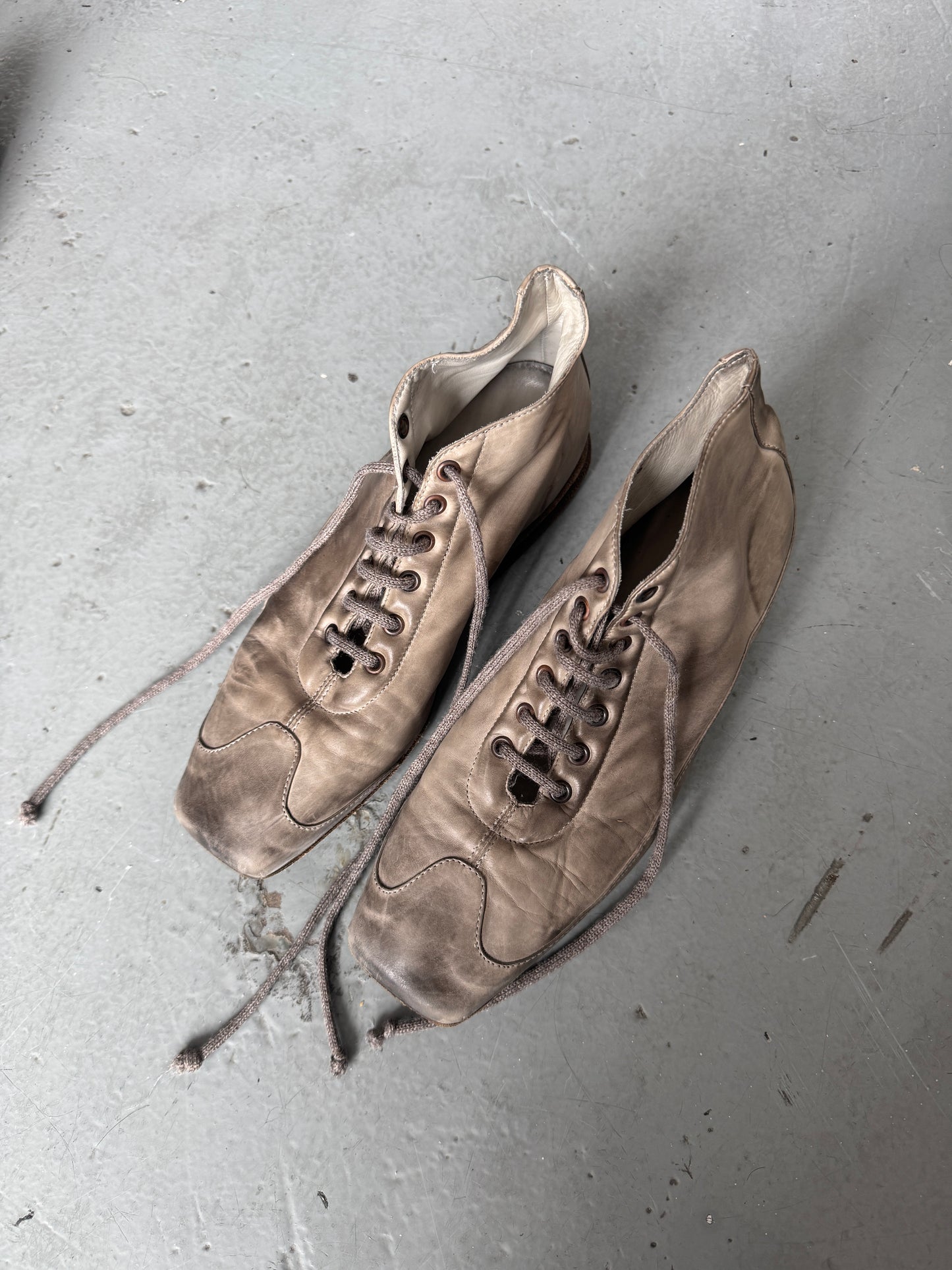 cherevichkiotvichki flat shark head leather shoes