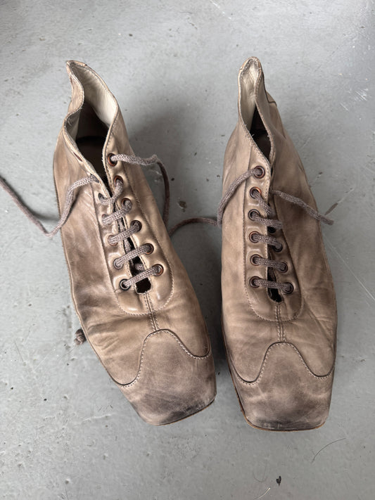 cherevichkiotvichki flat shark head leather shoes