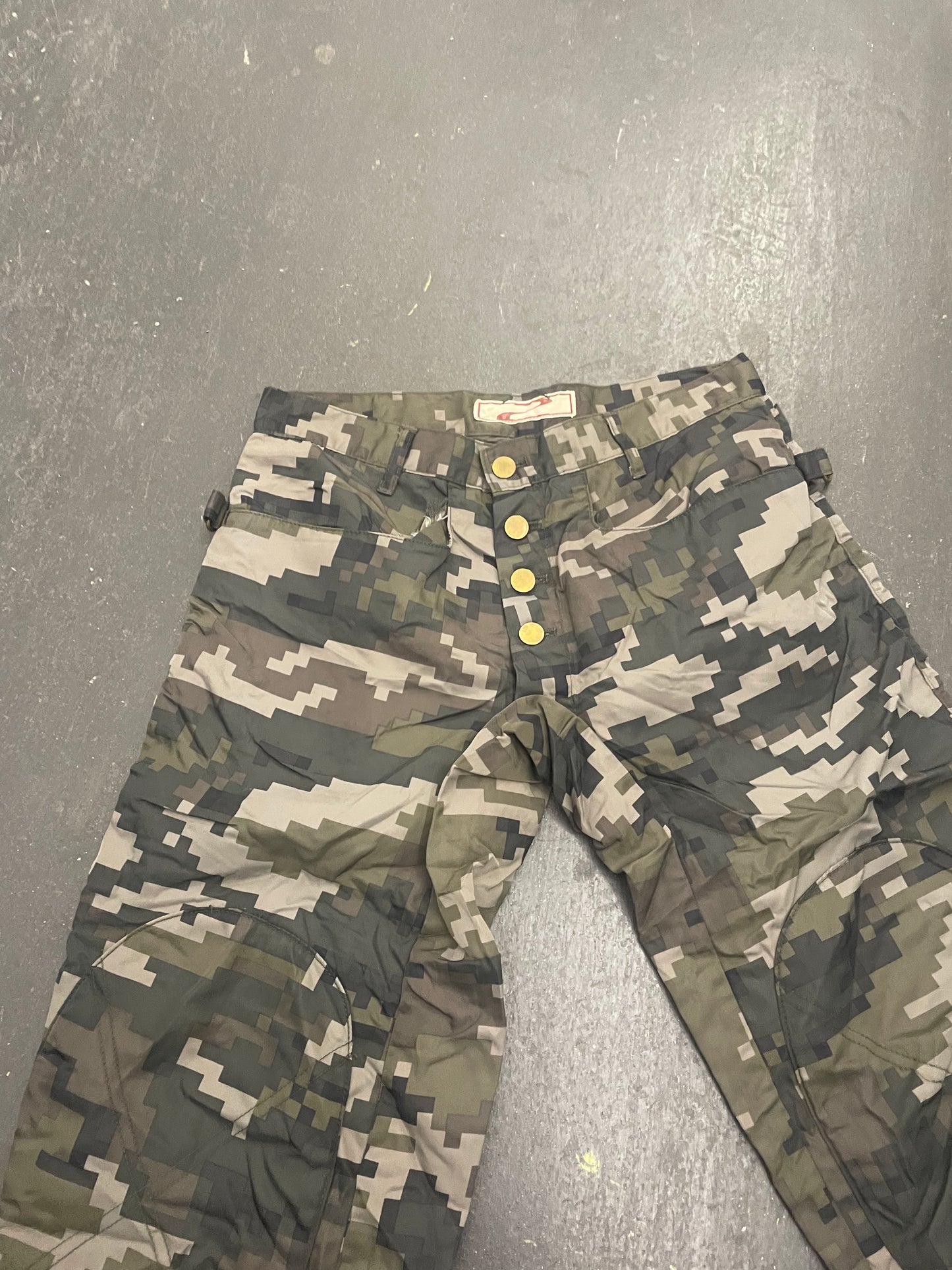 beauty:beast digi camo kneepad capri