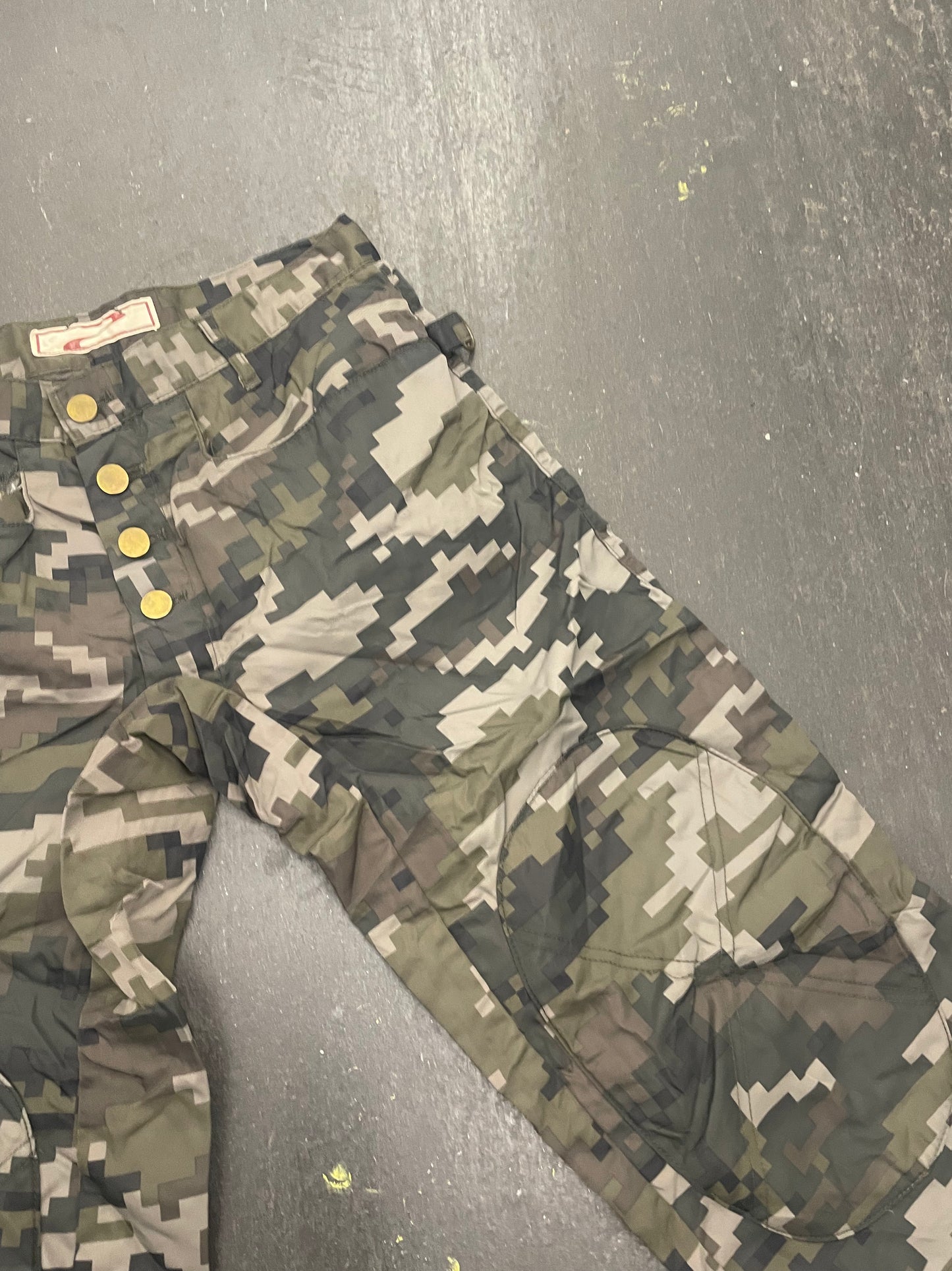 beauty:beast digi camo kneepad capri