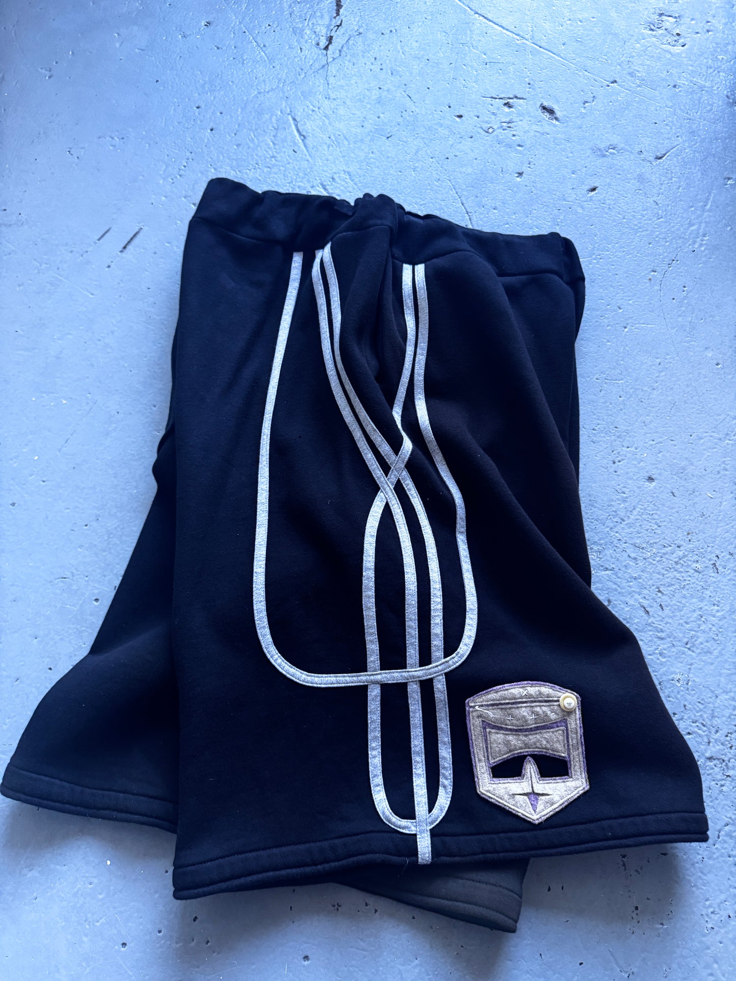 serroit wide patched jogger short 1of1