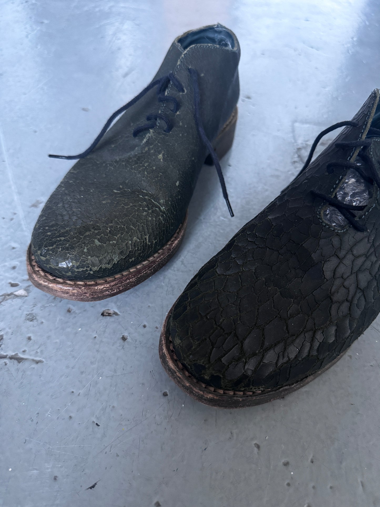 cherevichkiotvichki crack effect leather derby