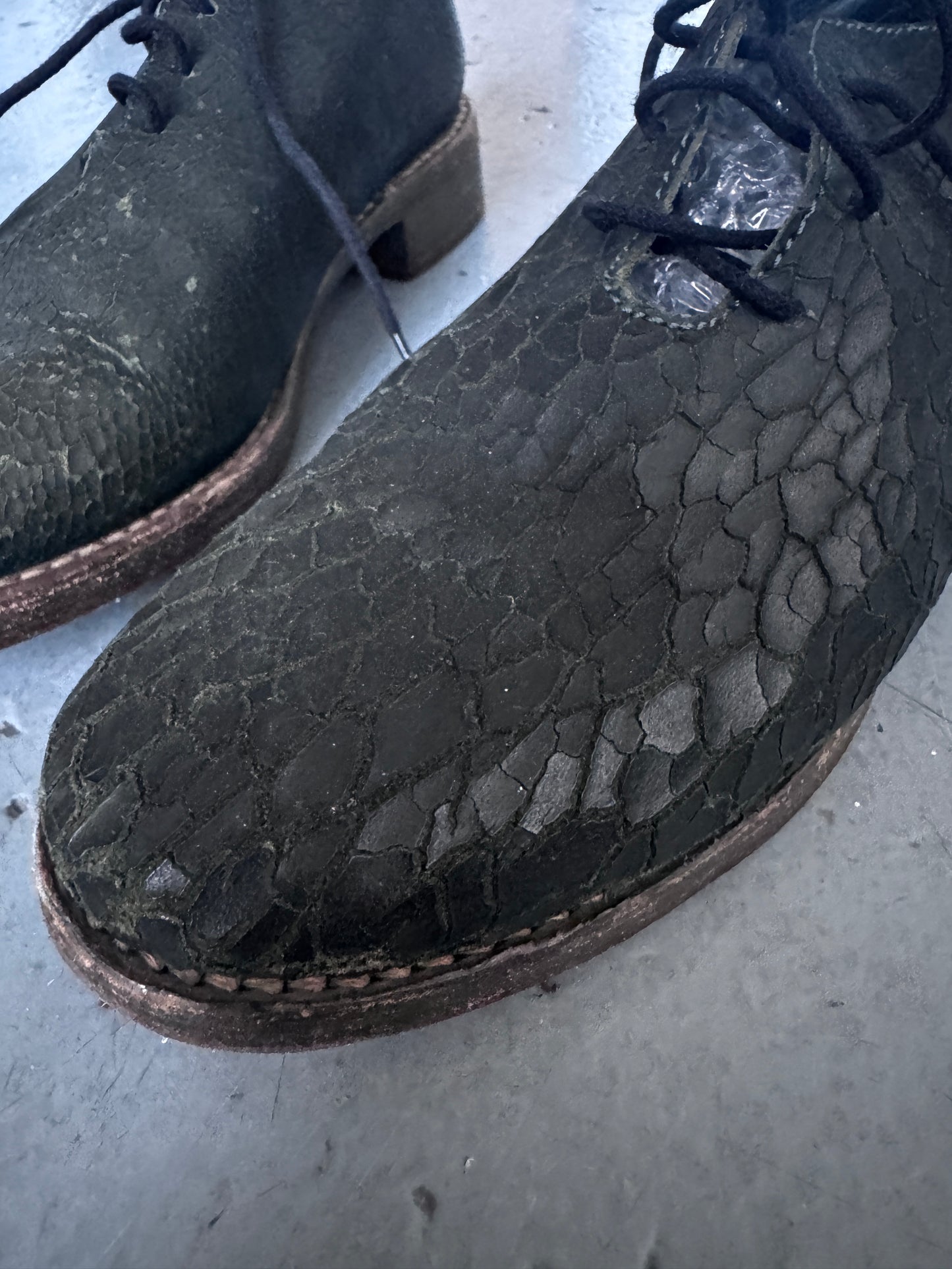 cherevichkiotvichki crack effect leather derby