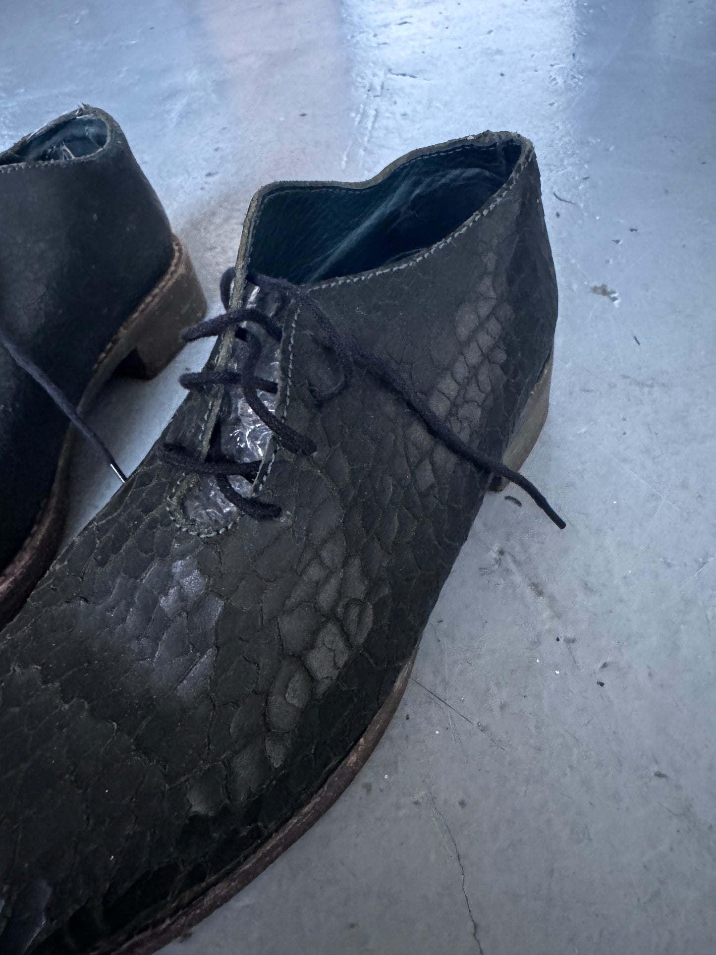 cherevichkiotvichki crack effect leather derby