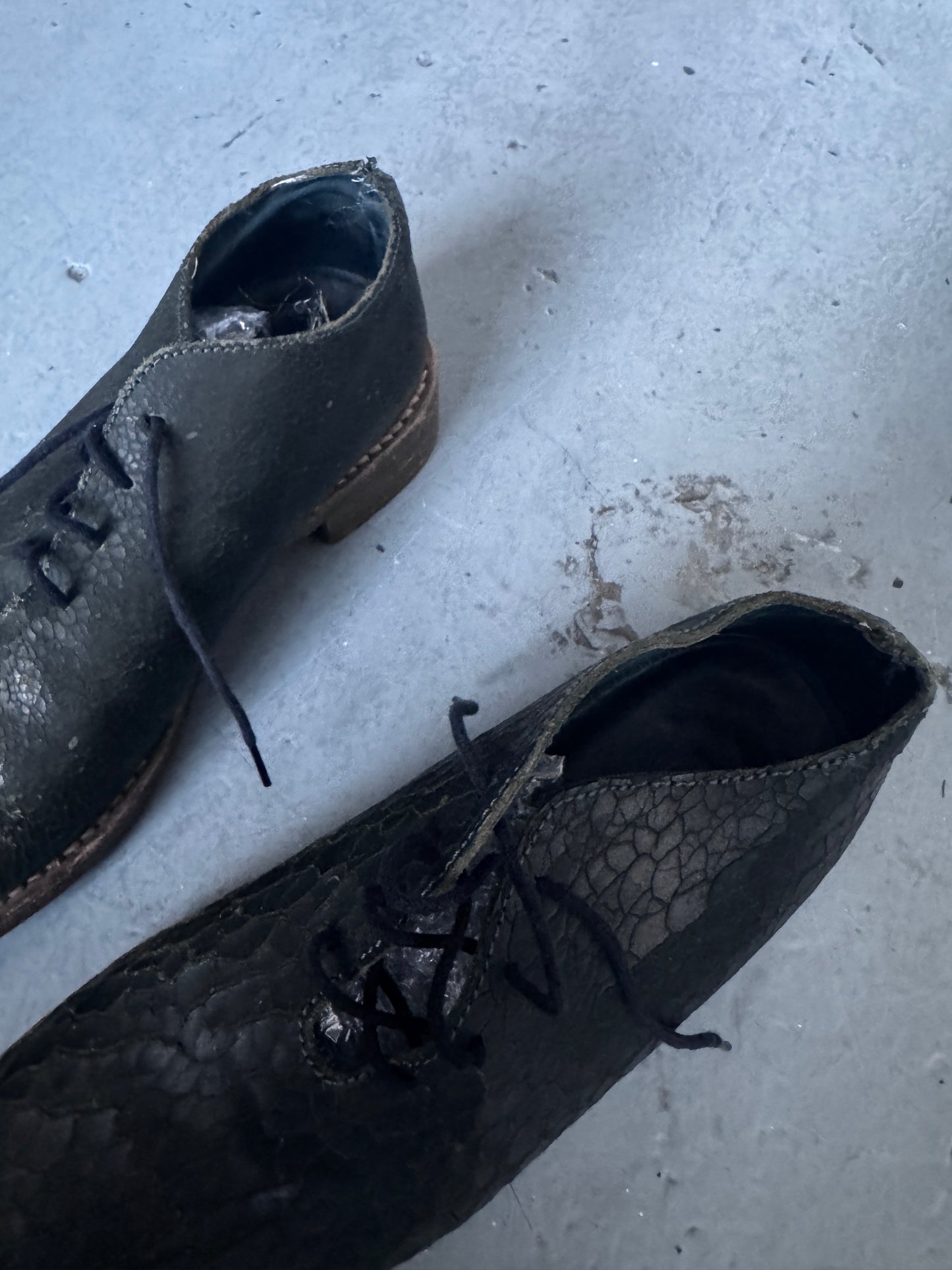 cherevichkiotvichki crack effect leather derby
