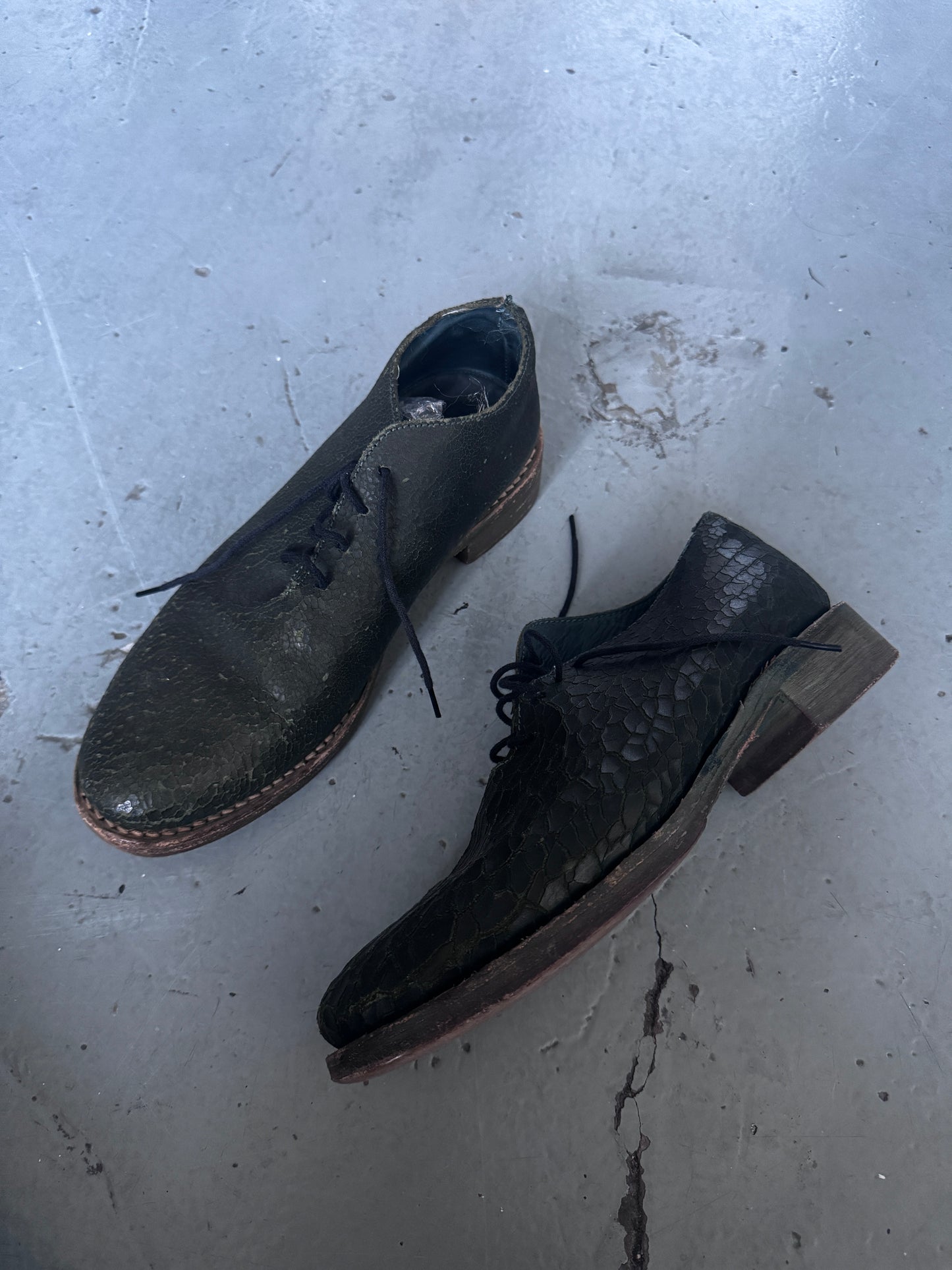 cherevichkiotvichki crack effect leather derby