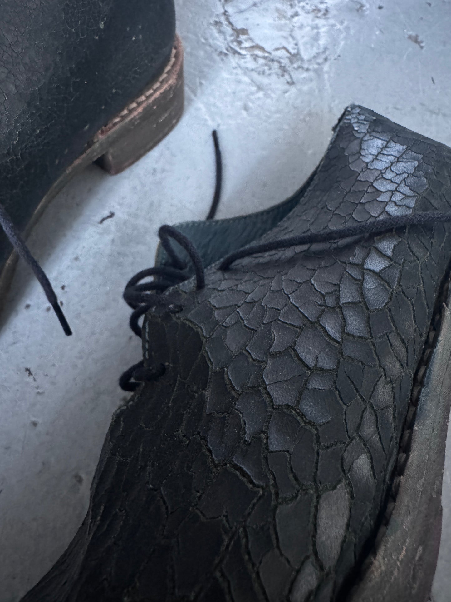 cherevichkiotvichki crack effect leather derby
