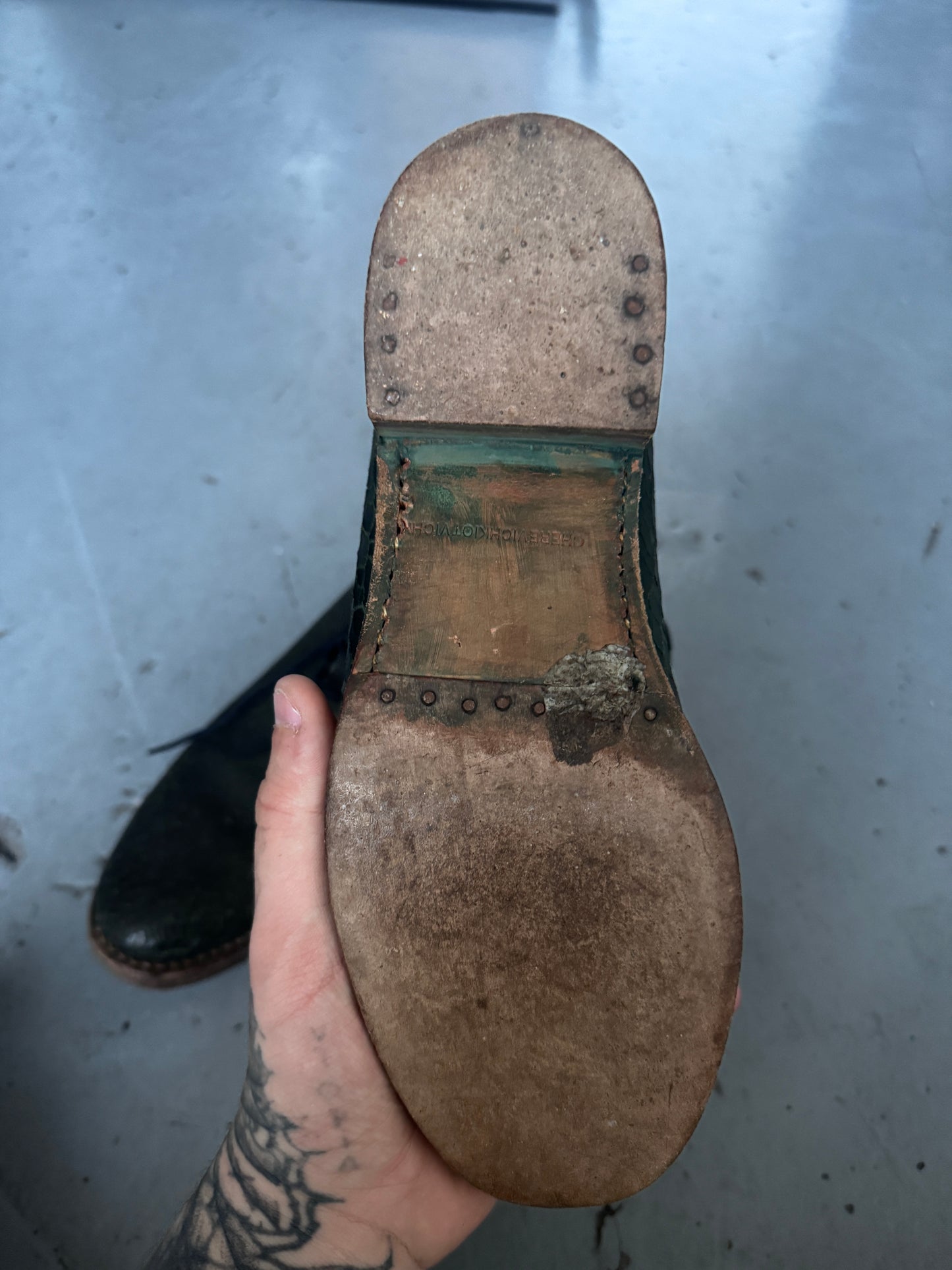 cherevichkiotvichki crack effect leather derby