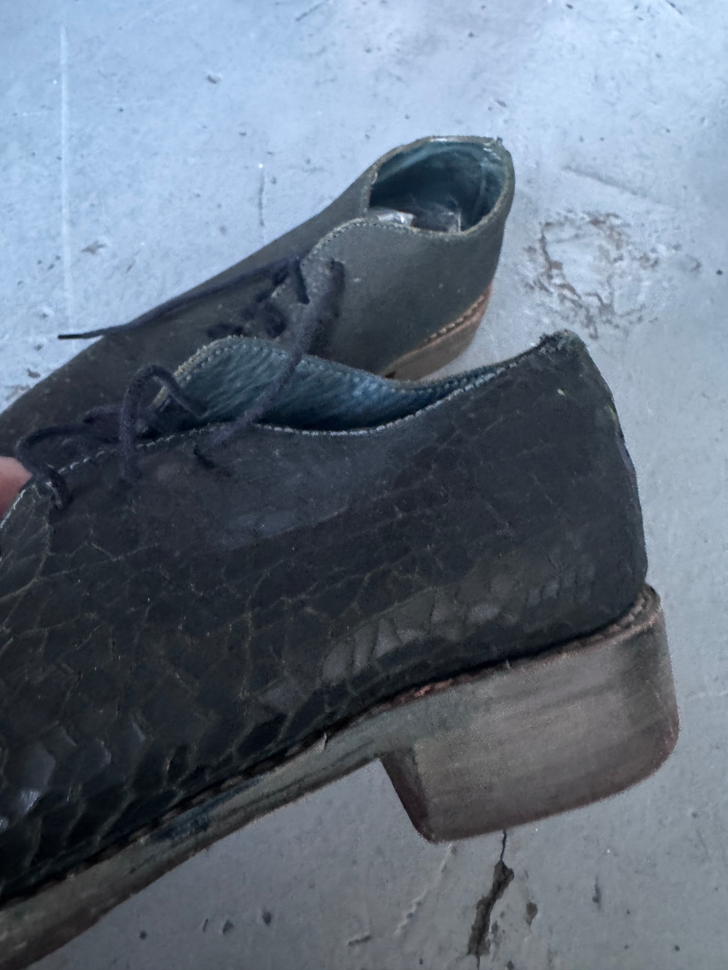 cherevichkiotvichki crack effect leather derby