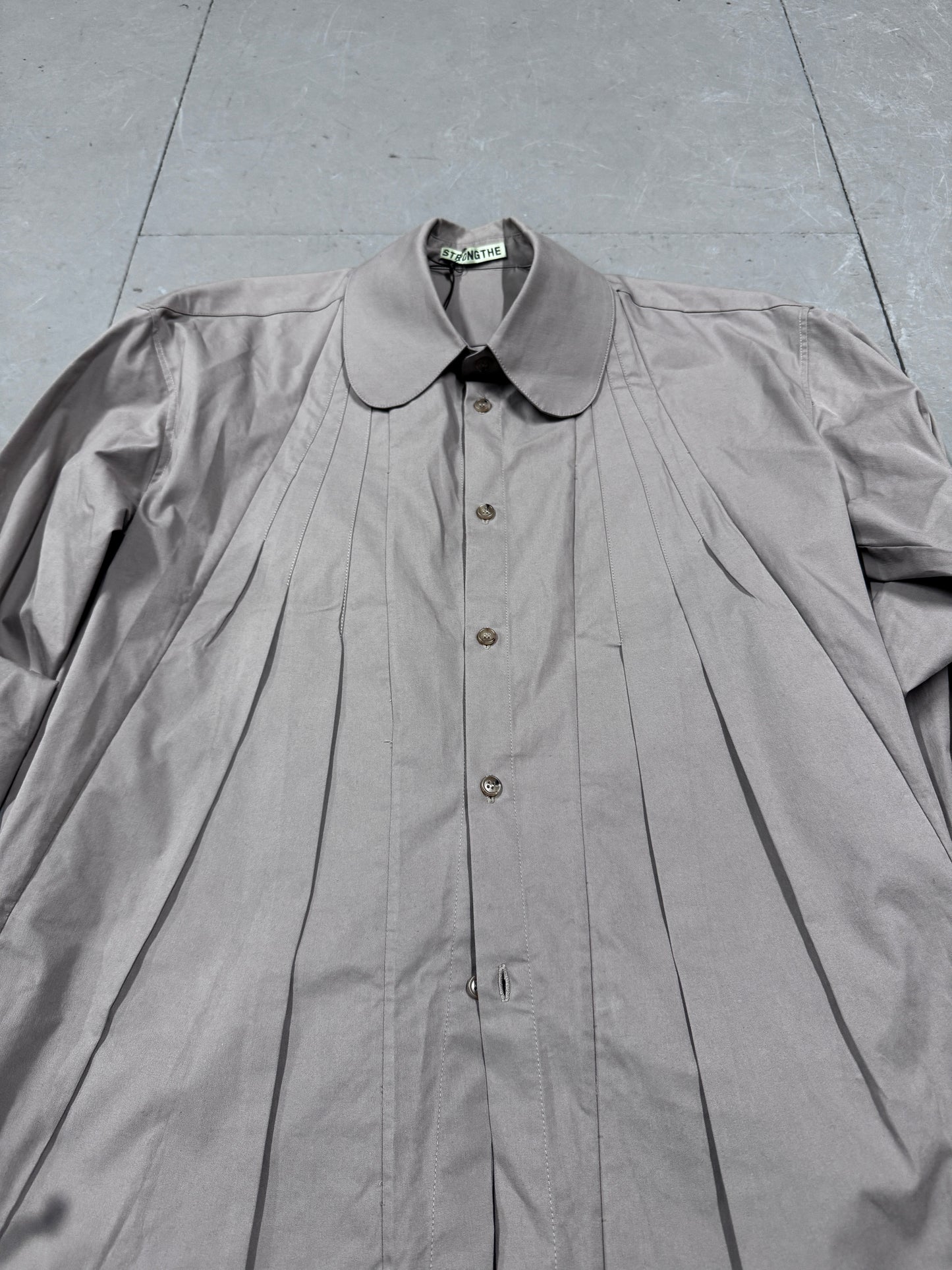 Strongthe Pleat Front Curved Collar Shirt
