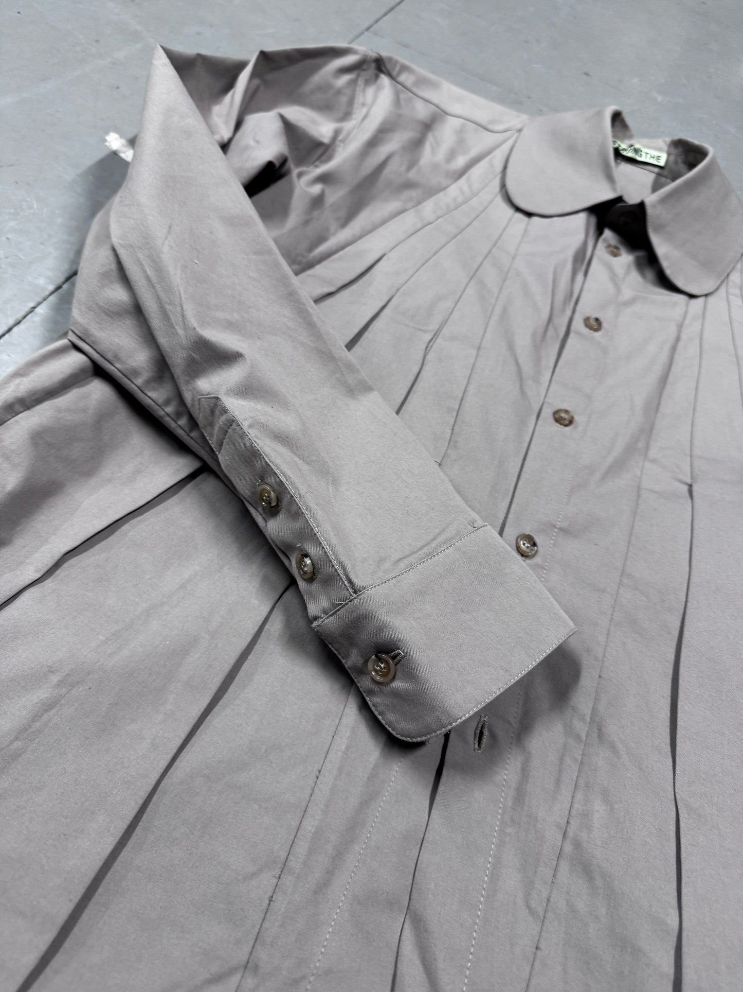 Strongthe Pleat Front Curved Collar Shirt