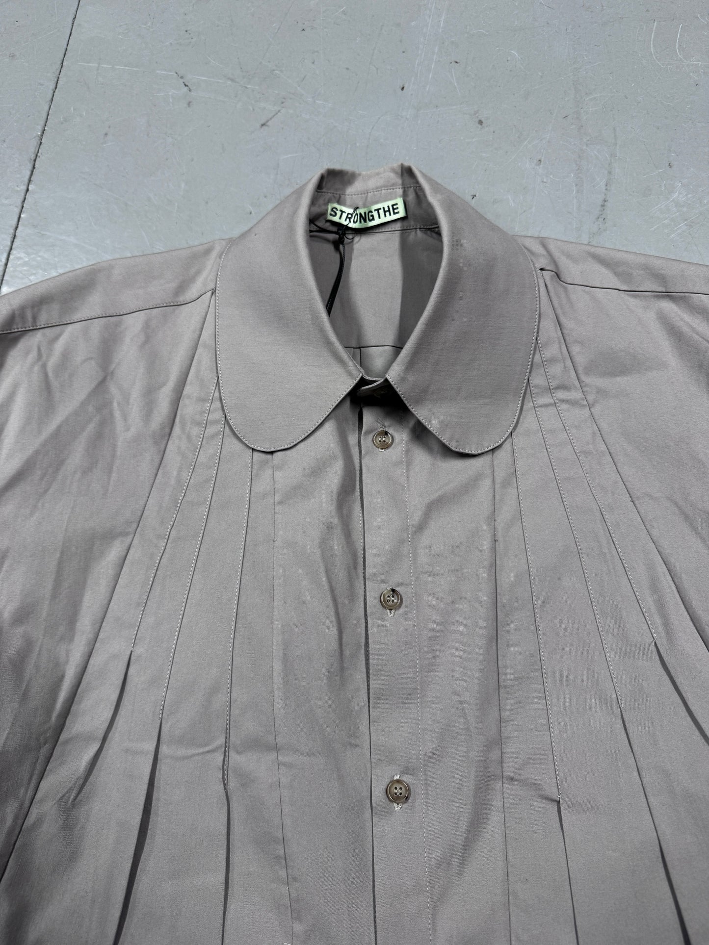 Strongthe Pleat Front Curved Collar Shirt