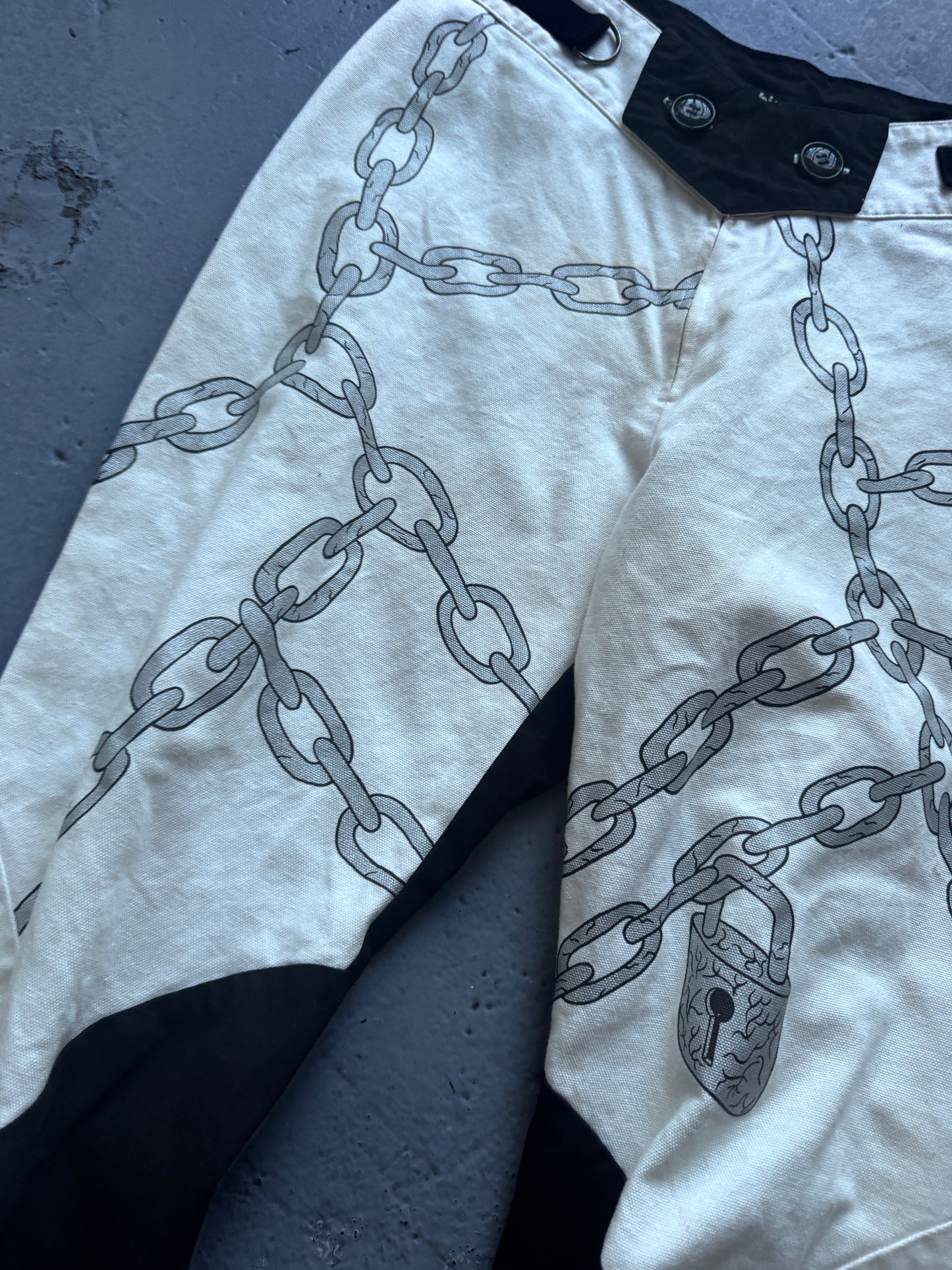 bio-politics chain capri pants