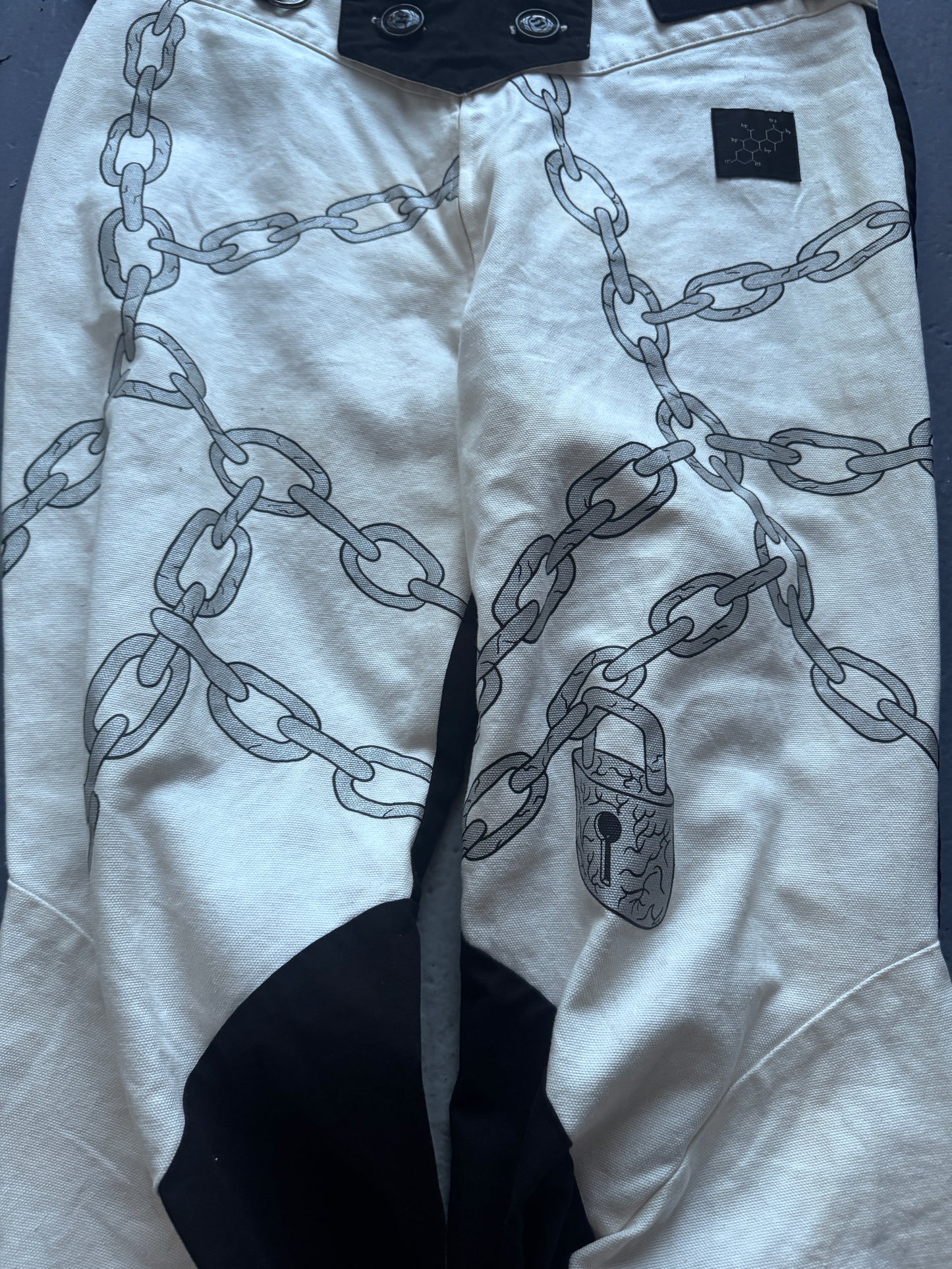bio-politics chain capri pants