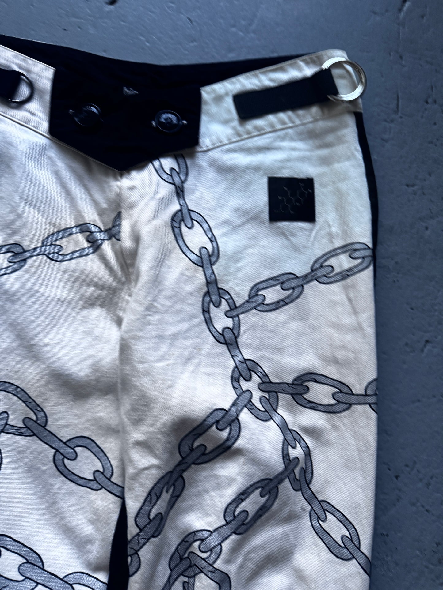 bio-politics chain capri pants
