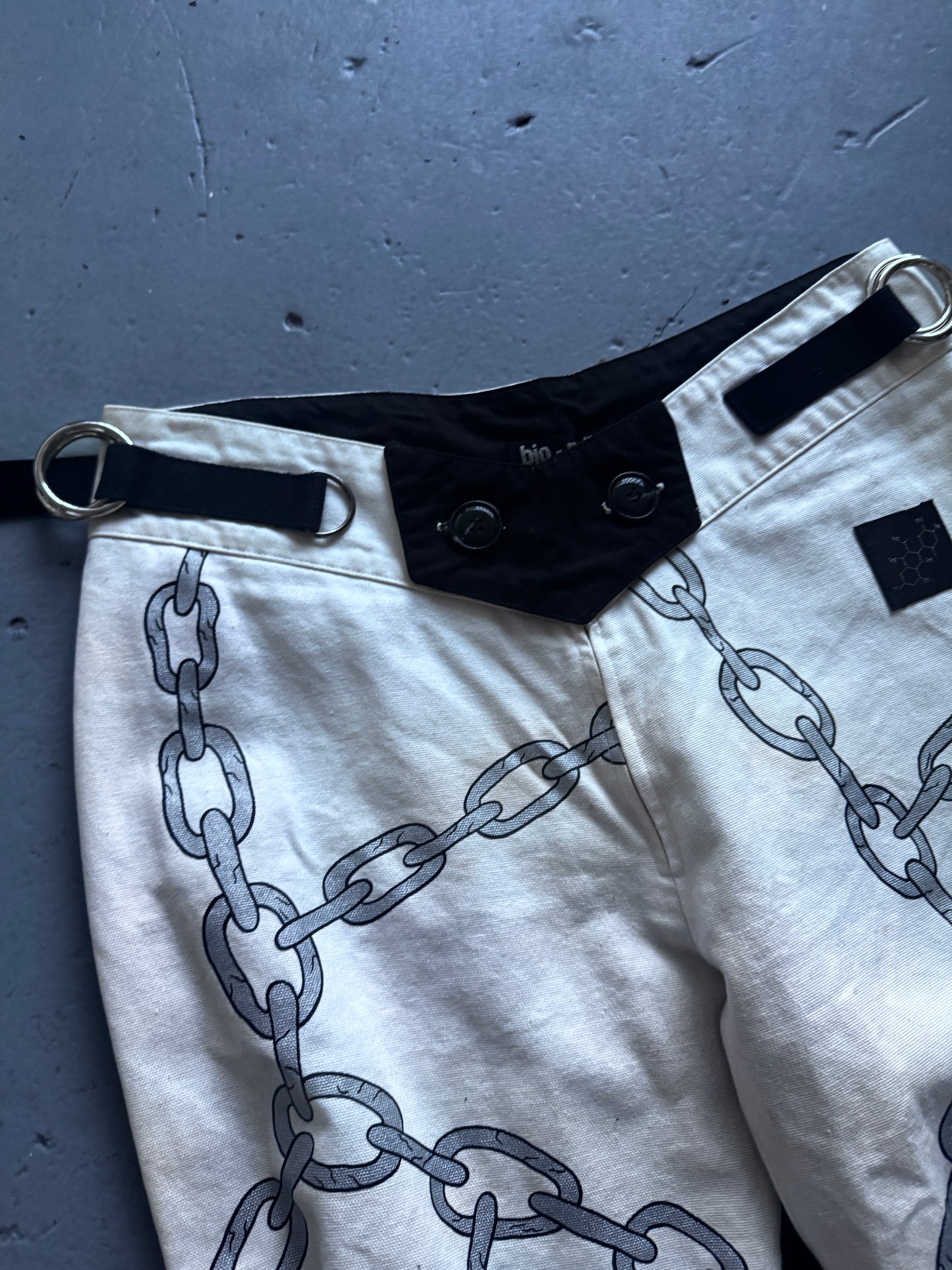 bio-politics chain capri pants