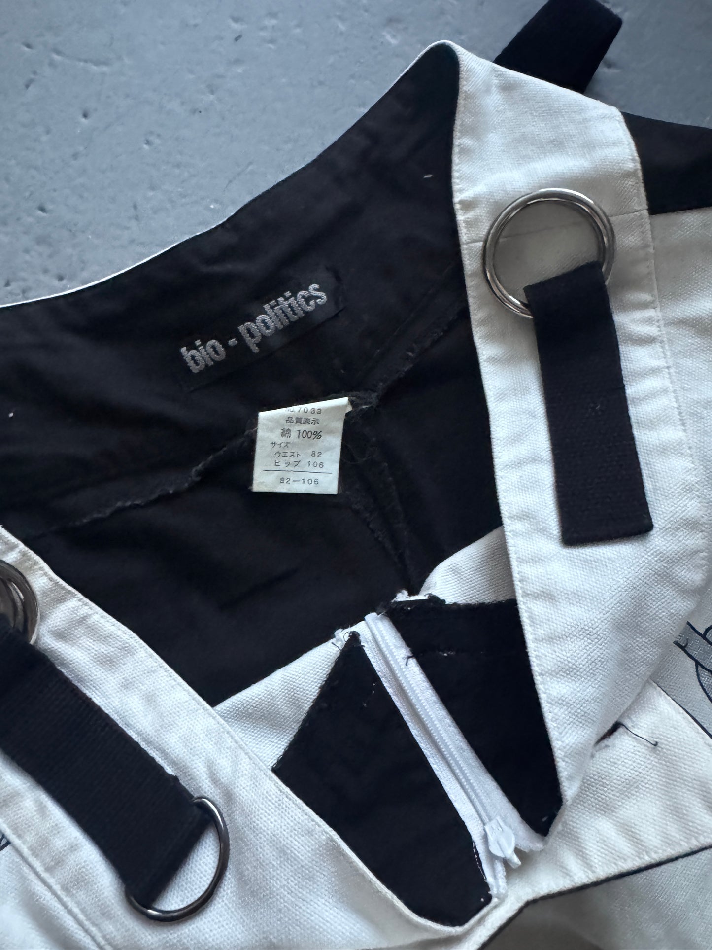 bio-politics chain capri pants