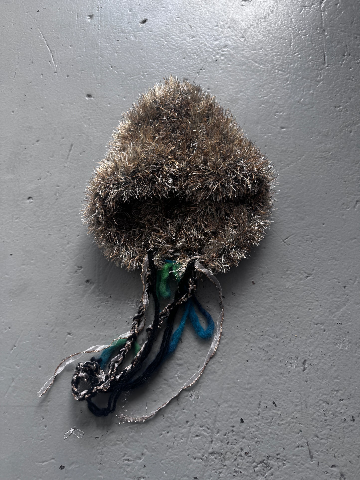muchacha furry hat