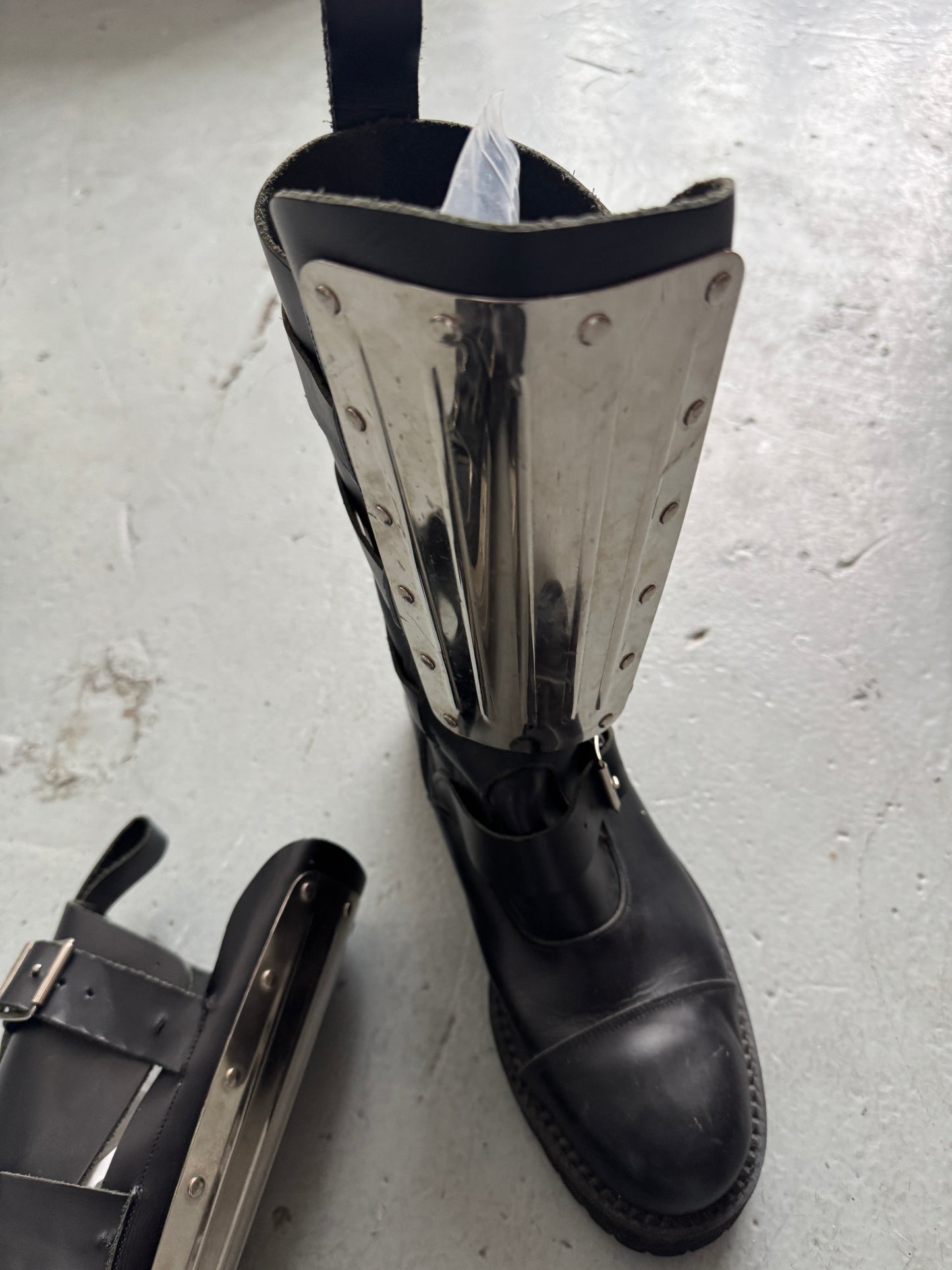 metal plate leather boots 43
