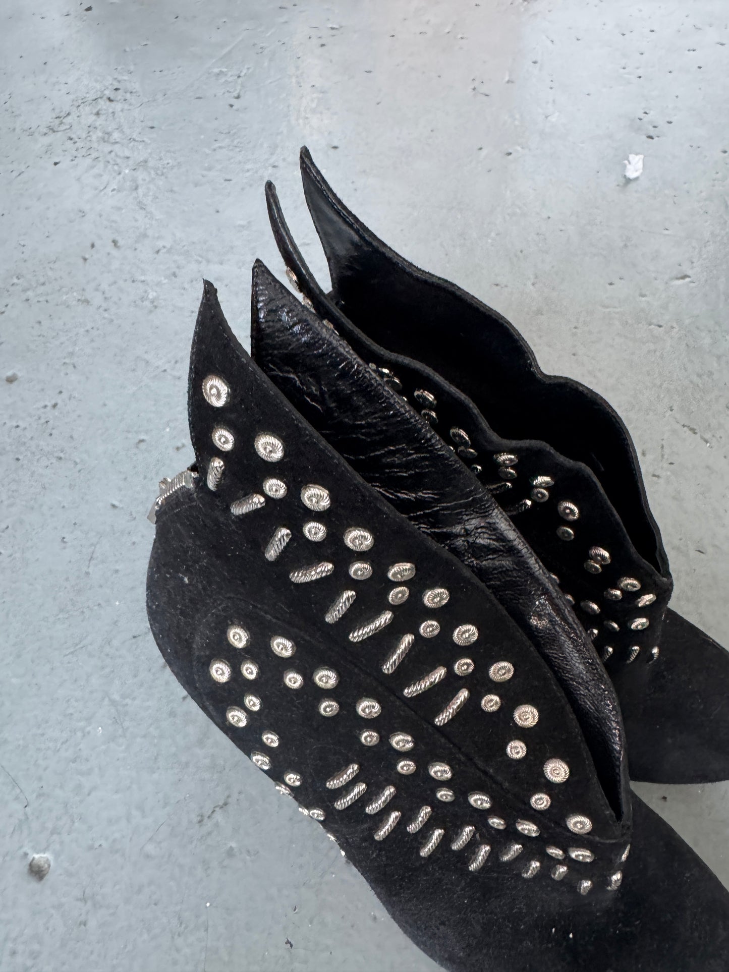 alaia stud winged heel 40