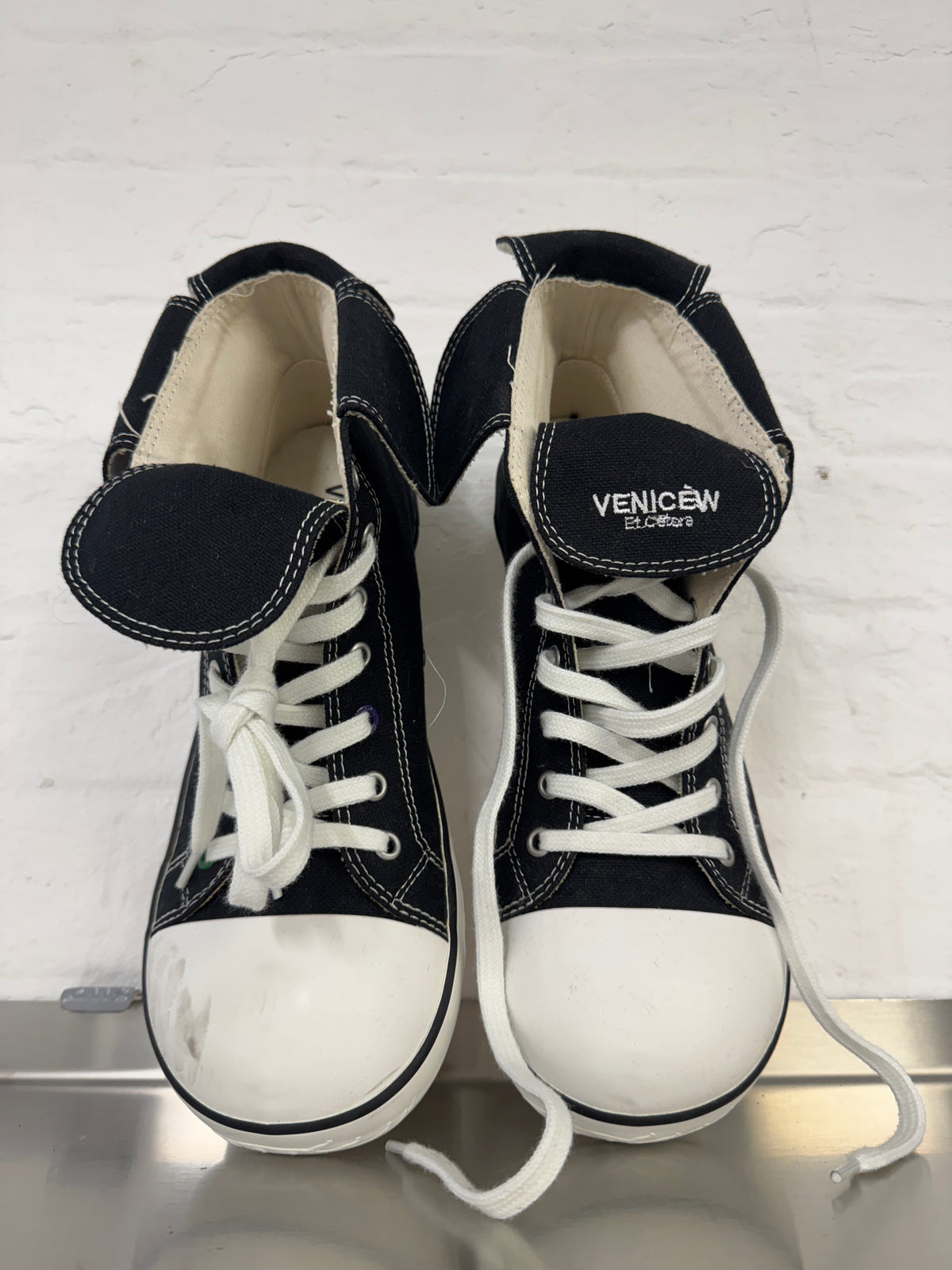 venicew clown toed elephant sneakers