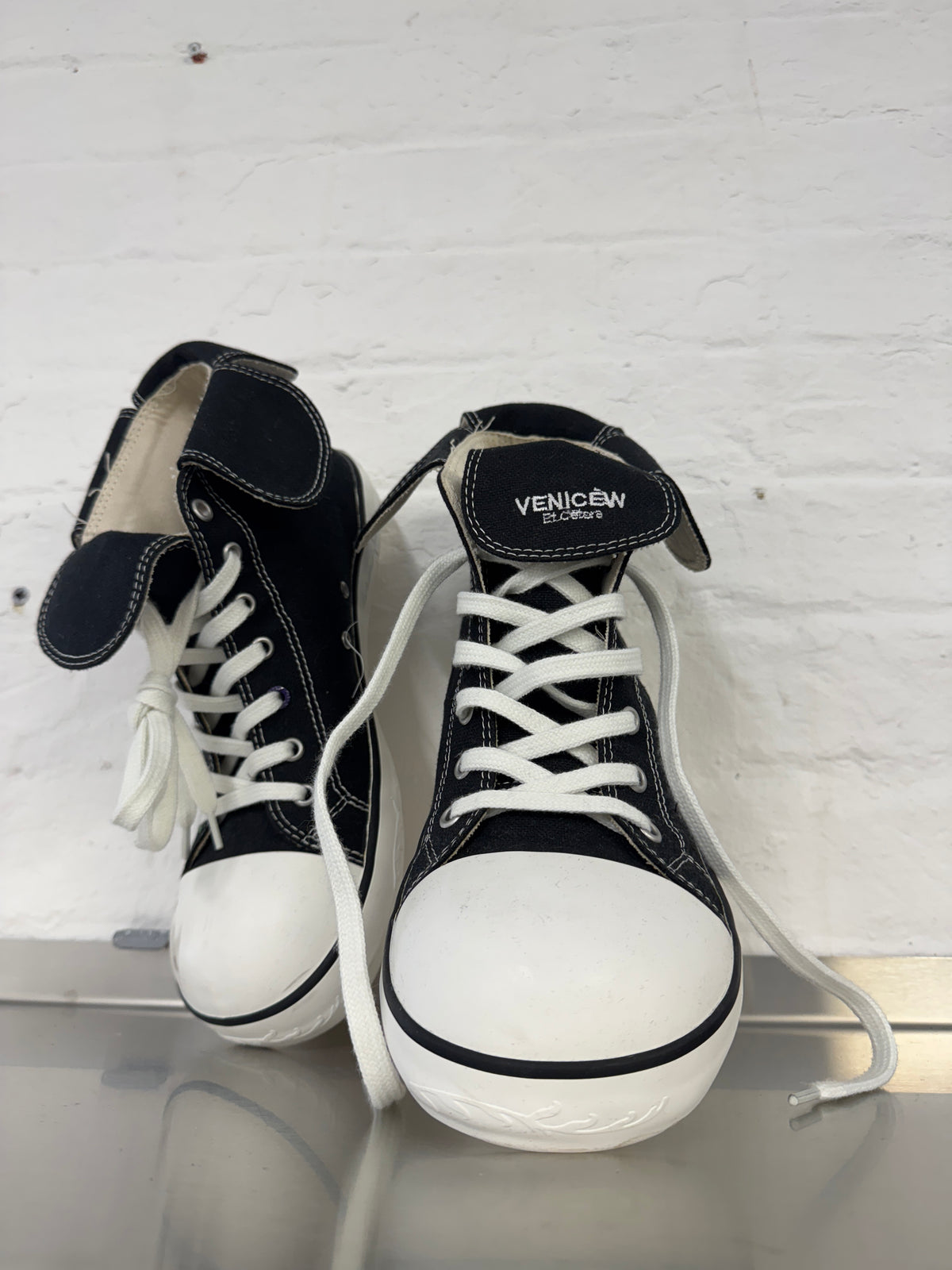 venicew clown toed elephant sneakers