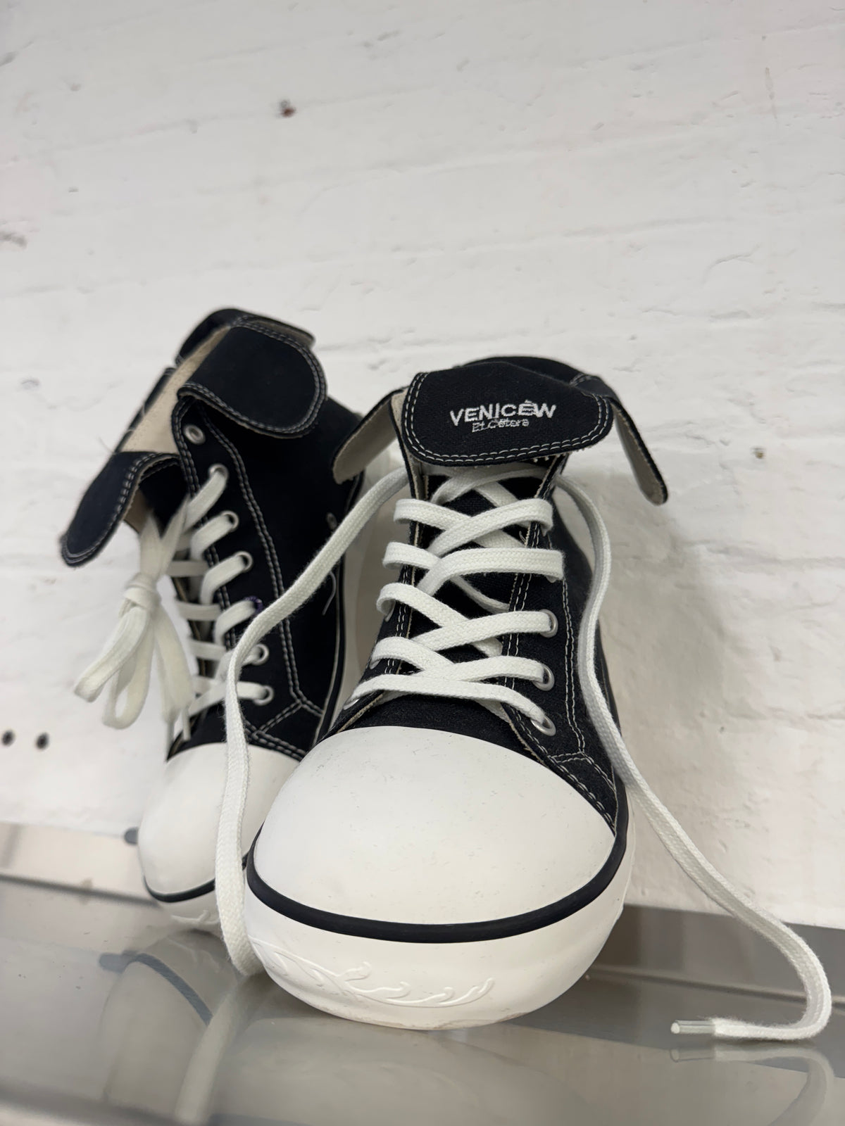 venicew clown toed elephant sneakers