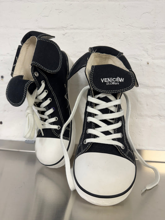 venicew clown toed elephant sneakers