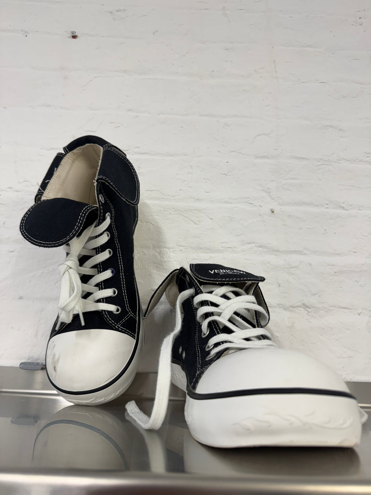 venicew clown toed elephant sneakers